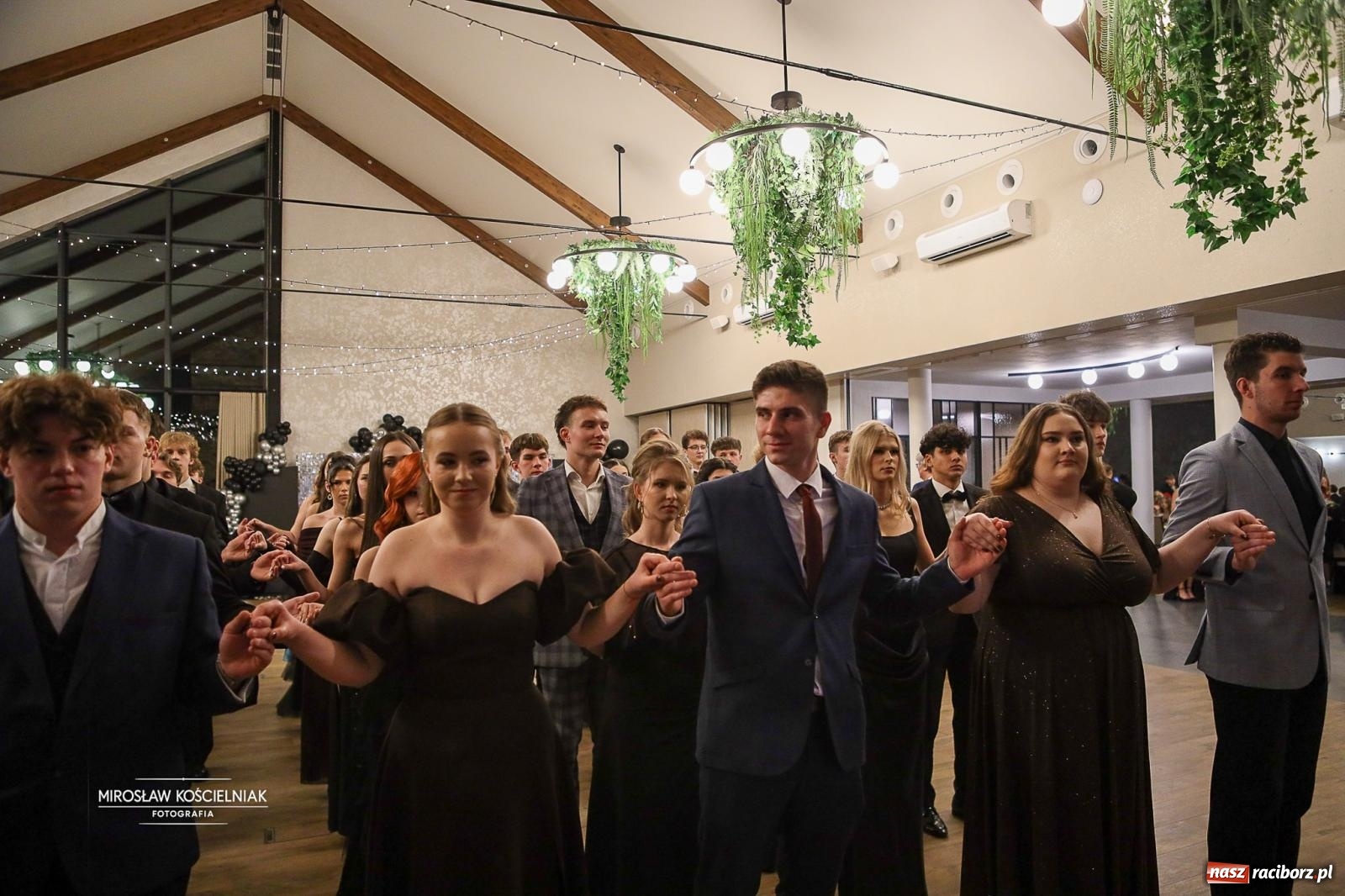 Zdjęcie w galerii na portalu naszraciborz.pl: Róże Kasprowicza w Rudym Lesie. Studniówka ZSO nr 1 z Raciborza na bis [FOTO] wiadomości z regionu