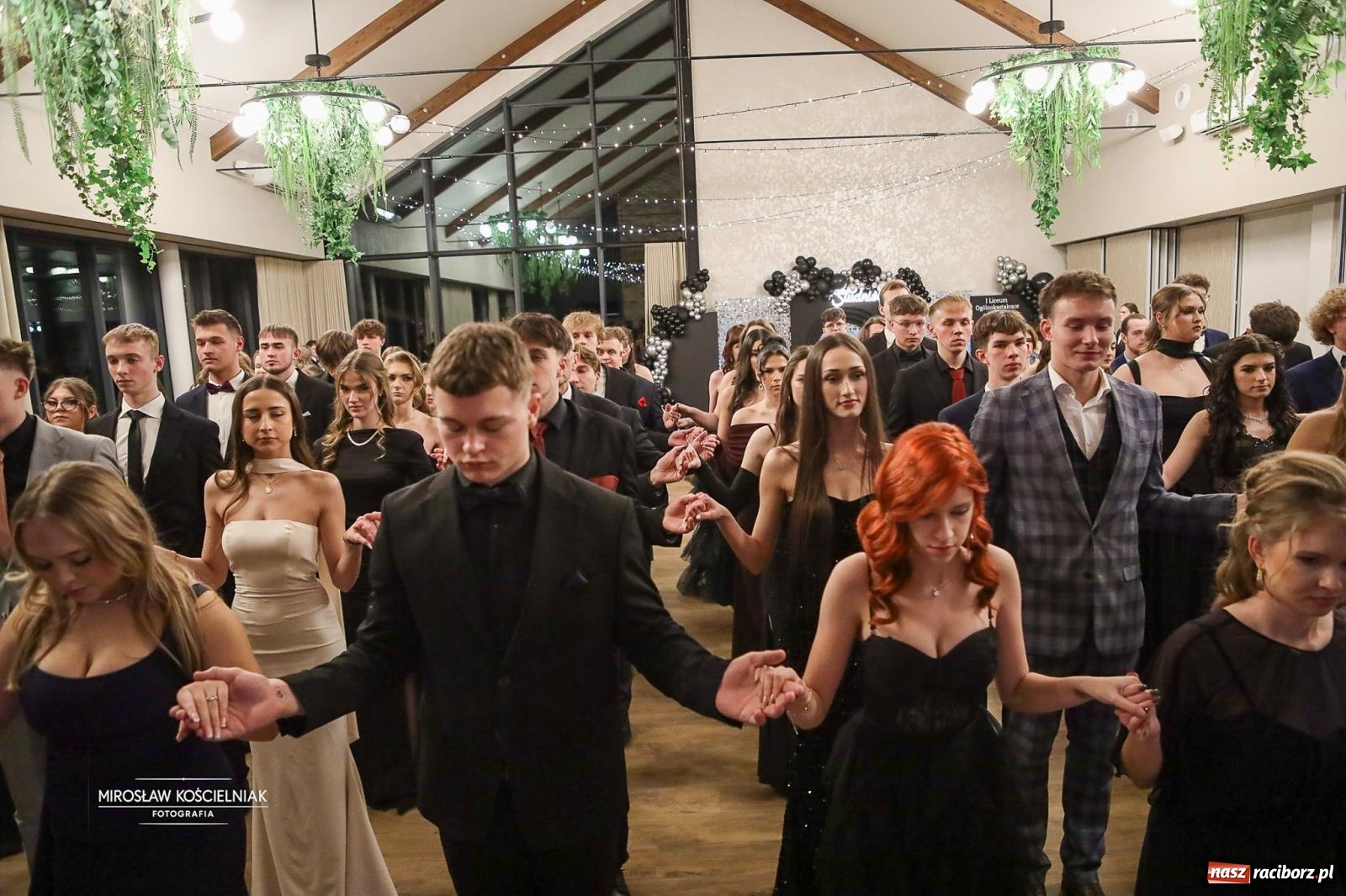 Zdjęcie w galerii na portalu naszraciborz.pl: Róże Kasprowicza w Rudym Lesie. Studniówka ZSO nr 1 z Raciborza na bis [FOTO] wiadomości z regionu