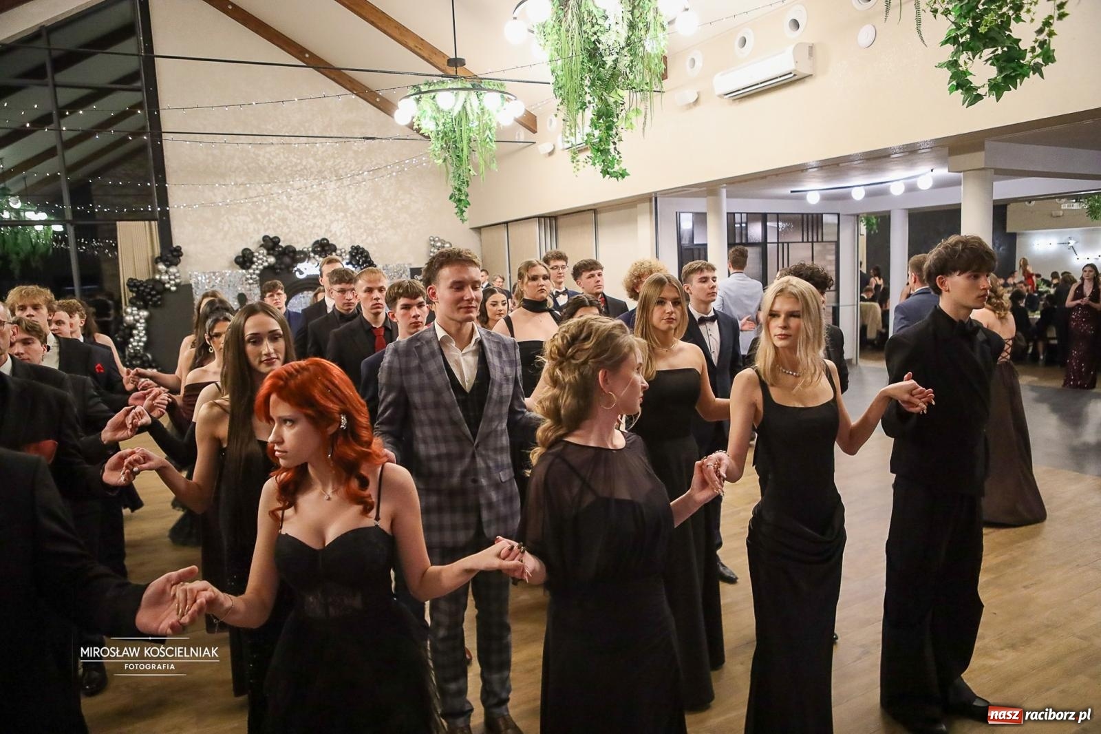 Zdjęcie w galerii na portalu naszraciborz.pl: Róże Kasprowicza w Rudym Lesie. Studniówka ZSO nr 1 z Raciborza na bis [FOTO] wiadomości z regionu