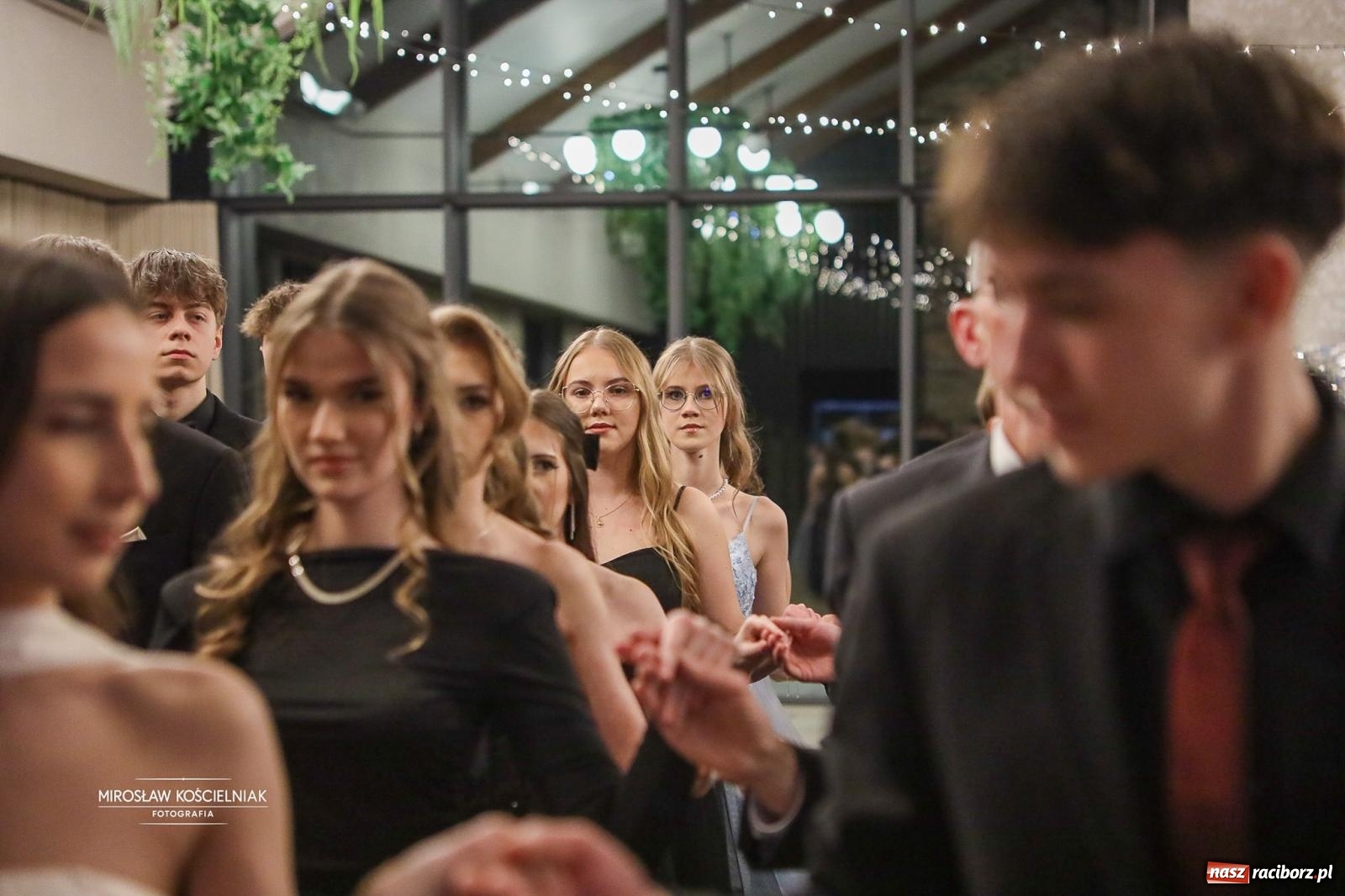 Zdjęcie w galerii na portalu naszraciborz.pl: Róże Kasprowicza w Rudym Lesie. Studniówka ZSO nr 1 z Raciborza na bis [FOTO] wiadomości z regionu