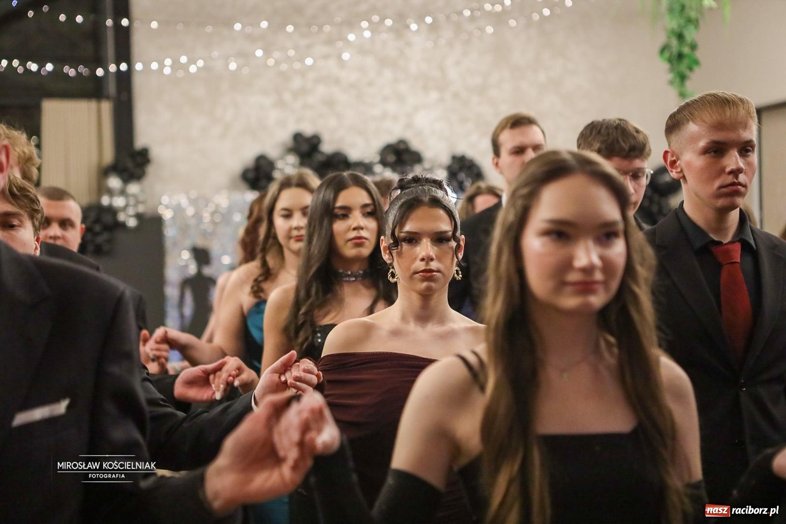 Zdjęcie w galerii na portalu naszraciborz.pl: Róże Kasprowicza w Rudym Lesie. Studniówka ZSO nr 1 z Raciborza na bis [FOTO] wiadomości z regionu