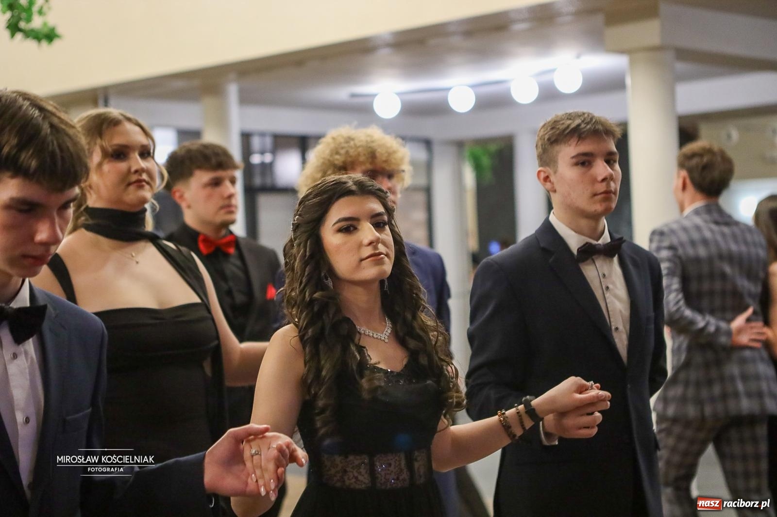 Zdjęcie w galerii na portalu naszraciborz.pl: Róże Kasprowicza w Rudym Lesie. Studniówka ZSO nr 1 z Raciborza na bis [FOTO] wiadomości z regionu