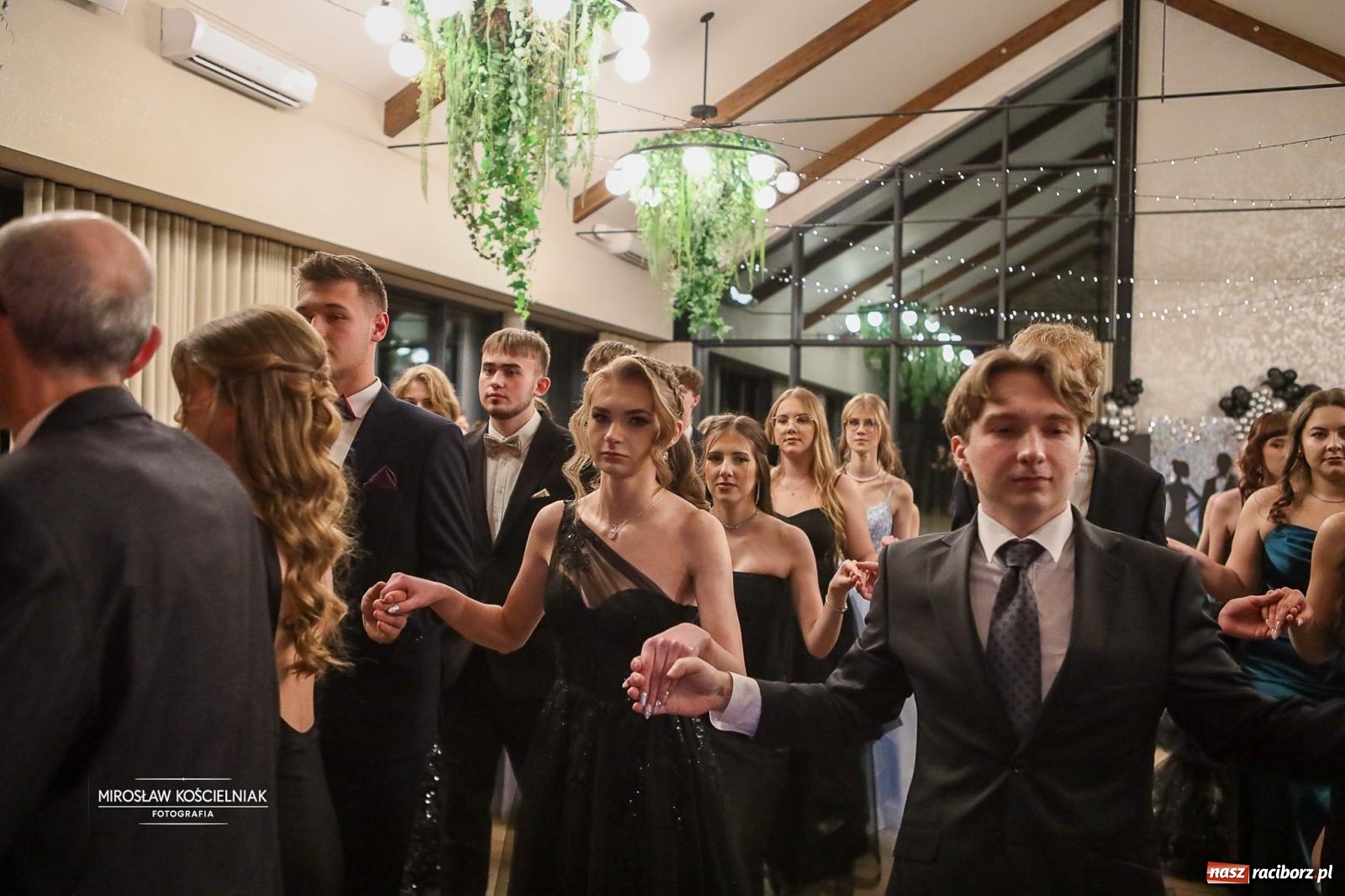 Zdjęcie w galerii na portalu naszraciborz.pl: Róże Kasprowicza w Rudym Lesie. Studniówka ZSO nr 1 z Raciborza na bis [FOTO] wiadomości z regionu