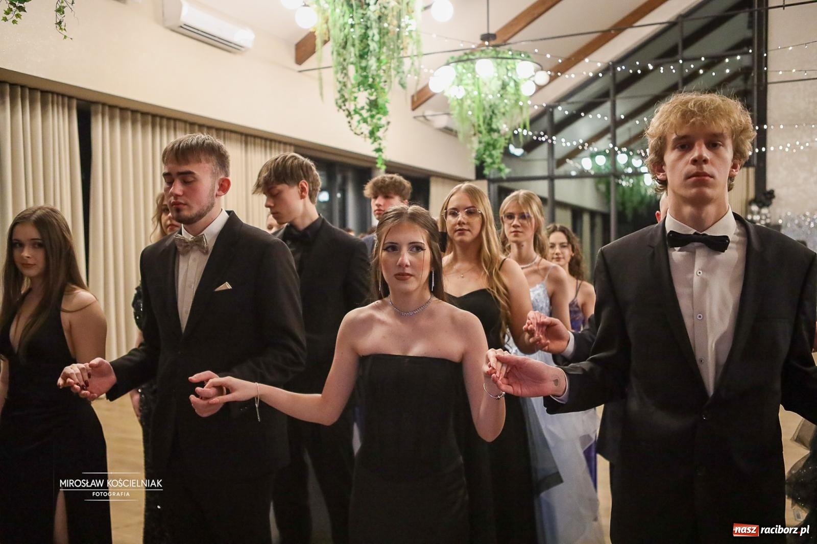 Zdjęcie w galerii na portalu naszraciborz.pl: Róże Kasprowicza w Rudym Lesie. Studniówka ZSO nr 1 z Raciborza na bis [FOTO] wiadomości z regionu