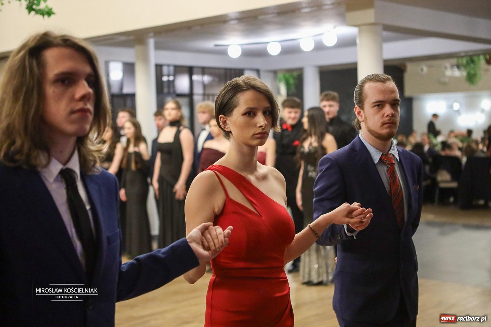 Zdjęcie w galerii na portalu naszraciborz.pl: Róże Kasprowicza w Rudym Lesie. Studniówka ZSO nr 1 z Raciborza na bis [FOTO] wiadomości z regionu