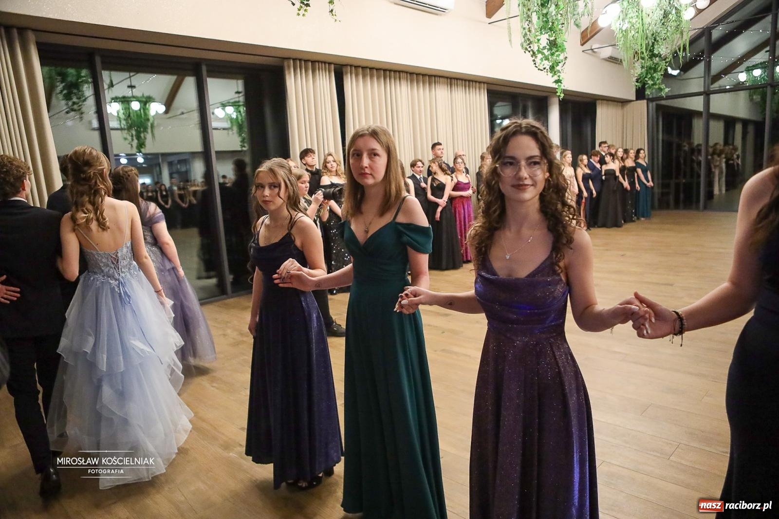 Zdjęcie w galerii na portalu naszraciborz.pl: Róże Kasprowicza w Rudym Lesie. Studniówka ZSO nr 1 z Raciborza na bis [FOTO] wiadomości z regionu