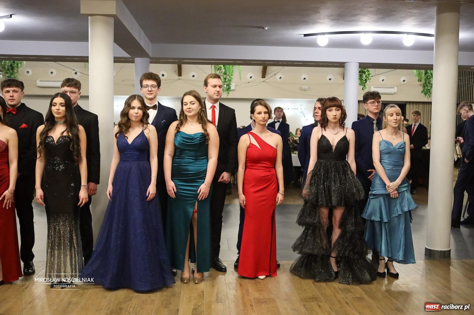 Zdjęcie w galerii na portalu naszraciborz.pl: Róże Kasprowicza w Rudym Lesie. Studniówka ZSO nr 1 z Raciborza na bis [FOTO] wiadomości z regionu