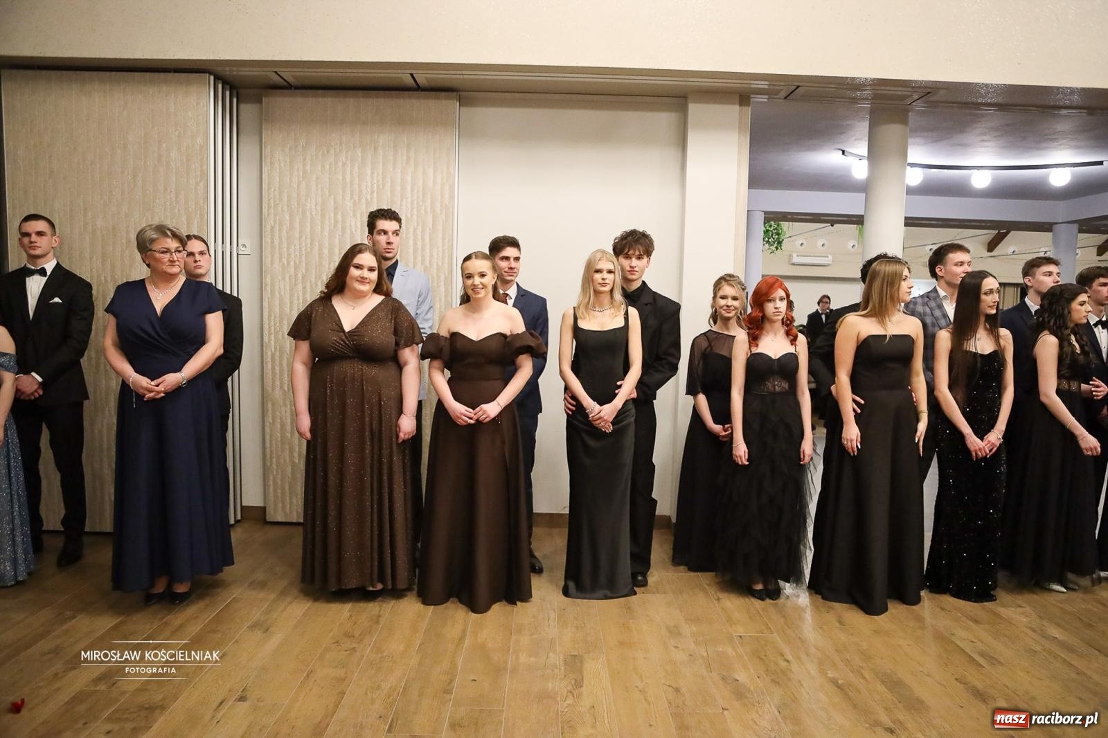 Zdjęcie w galerii na portalu naszraciborz.pl: Róże Kasprowicza w Rudym Lesie. Studniówka ZSO nr 1 z Raciborza na bis [FOTO] wiadomości z regionu