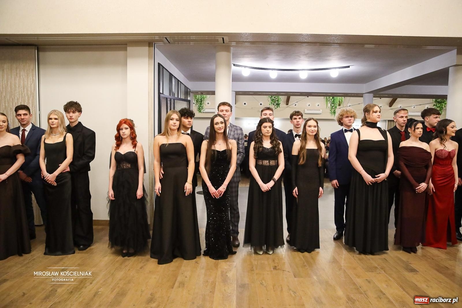 Zdjęcie w galerii na portalu naszraciborz.pl: Róże Kasprowicza w Rudym Lesie. Studniówka ZSO nr 1 z Raciborza na bis [FOTO] wiadomości z regionu
