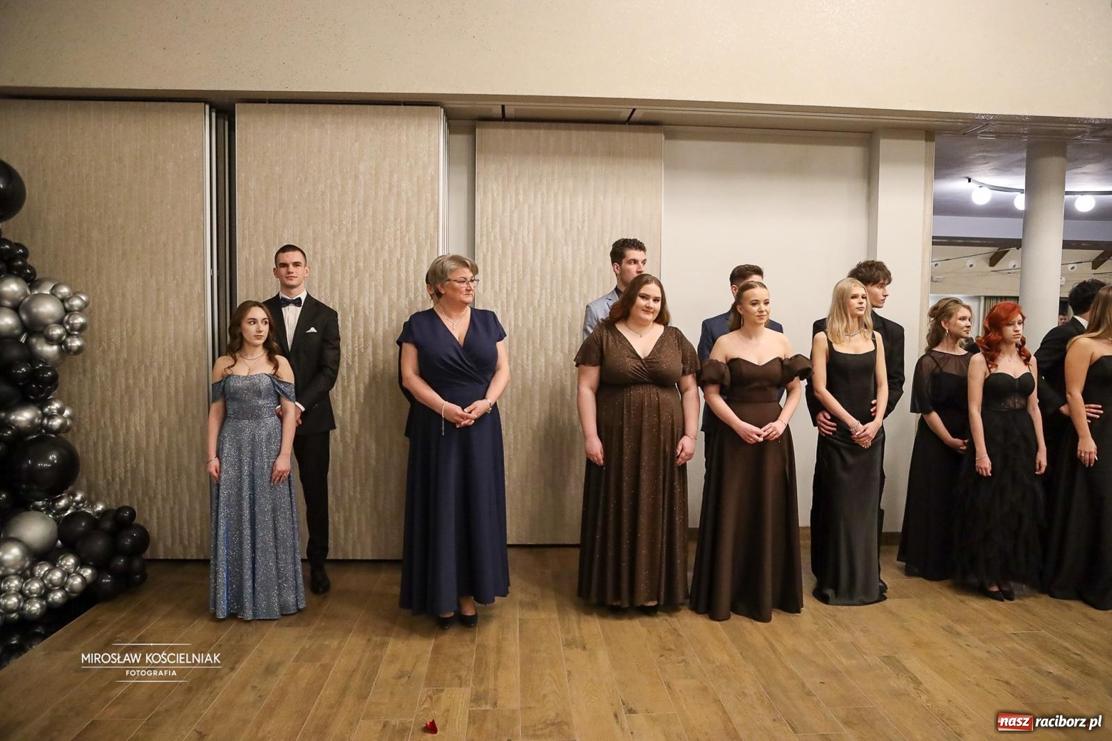 Zdjęcie w galerii na portalu naszraciborz.pl: Róże Kasprowicza w Rudym Lesie. Studniówka ZSO nr 1 z Raciborza na bis [FOTO] wiadomości z regionu