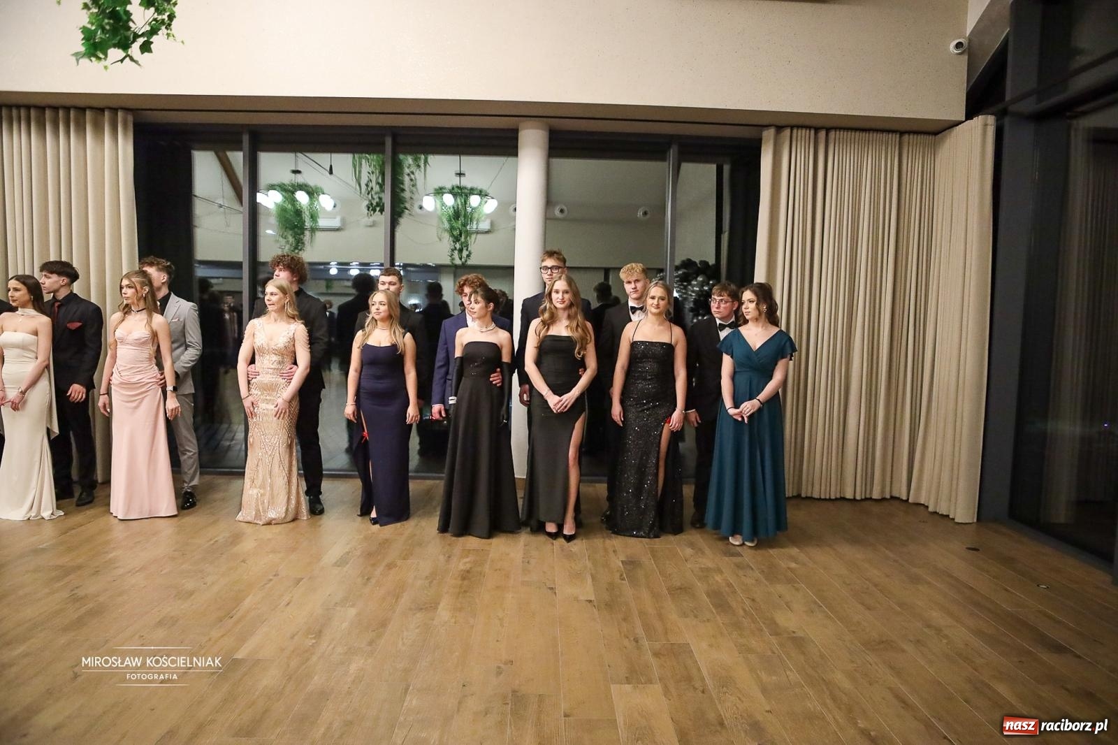 Zdjęcie w galerii na portalu naszraciborz.pl: Róże Kasprowicza w Rudym Lesie. Studniówka ZSO nr 1 z Raciborza na bis [FOTO] wiadomości z regionu