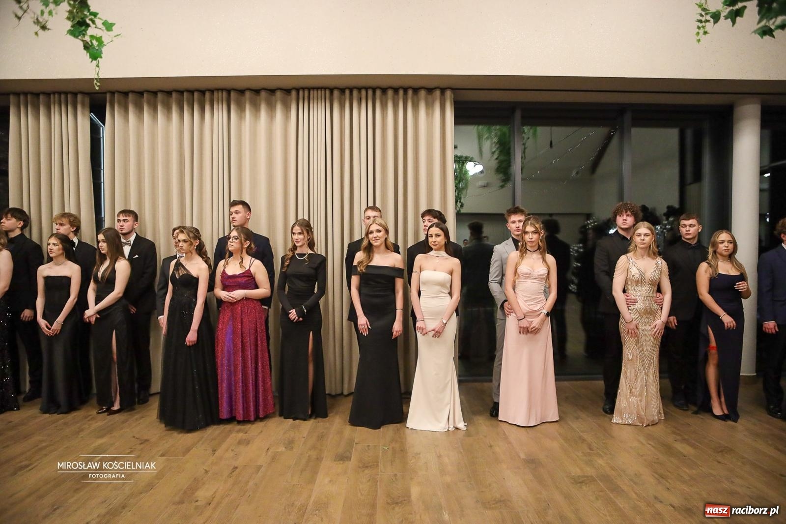 Zdjęcie w galerii na portalu naszraciborz.pl: Róże Kasprowicza w Rudym Lesie. Studniówka ZSO nr 1 z Raciborza na bis [FOTO] wiadomości z regionu