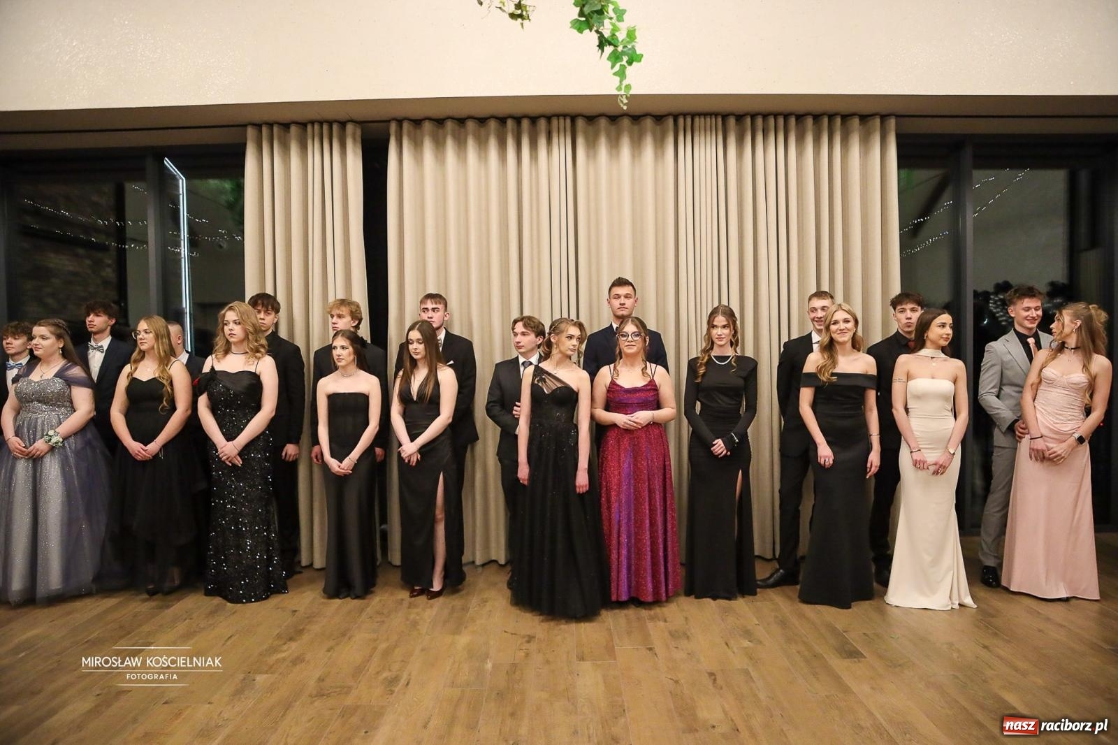 Zdjęcie w galerii na portalu naszraciborz.pl: Róże Kasprowicza w Rudym Lesie. Studniówka ZSO nr 1 z Raciborza na bis [FOTO] wiadomości z regionu