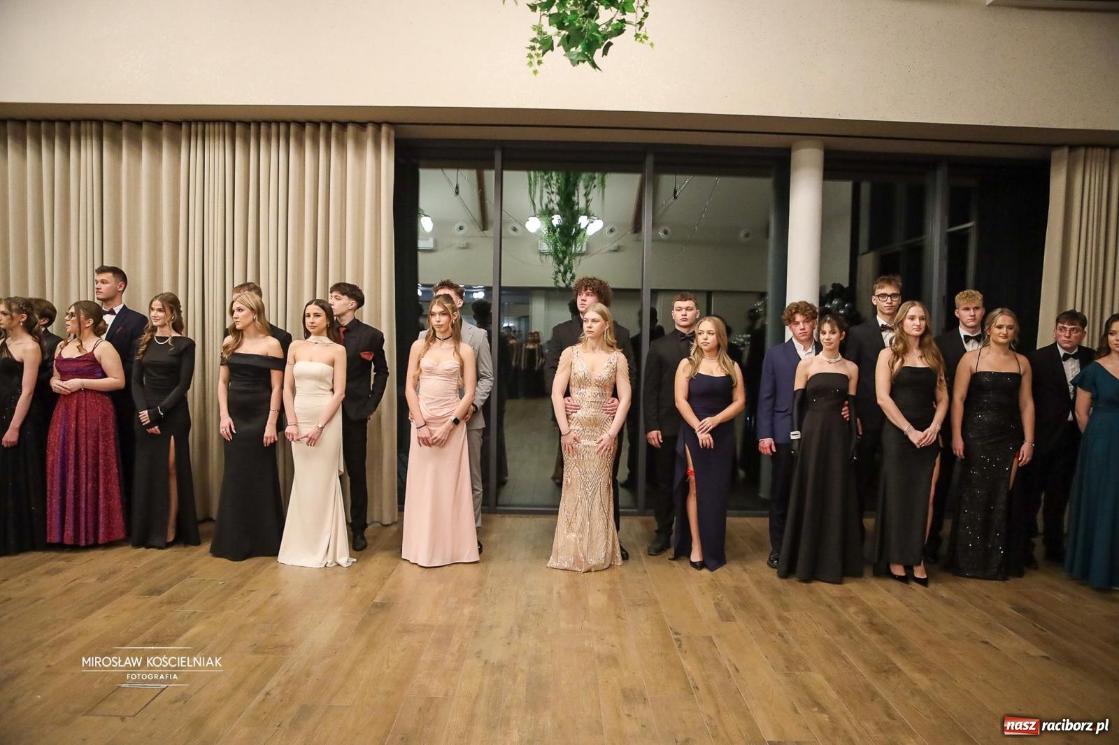 Zdjęcie w galerii na portalu naszraciborz.pl: Róże Kasprowicza w Rudym Lesie. Studniówka ZSO nr 1 z Raciborza na bis [FOTO] wiadomości z regionu