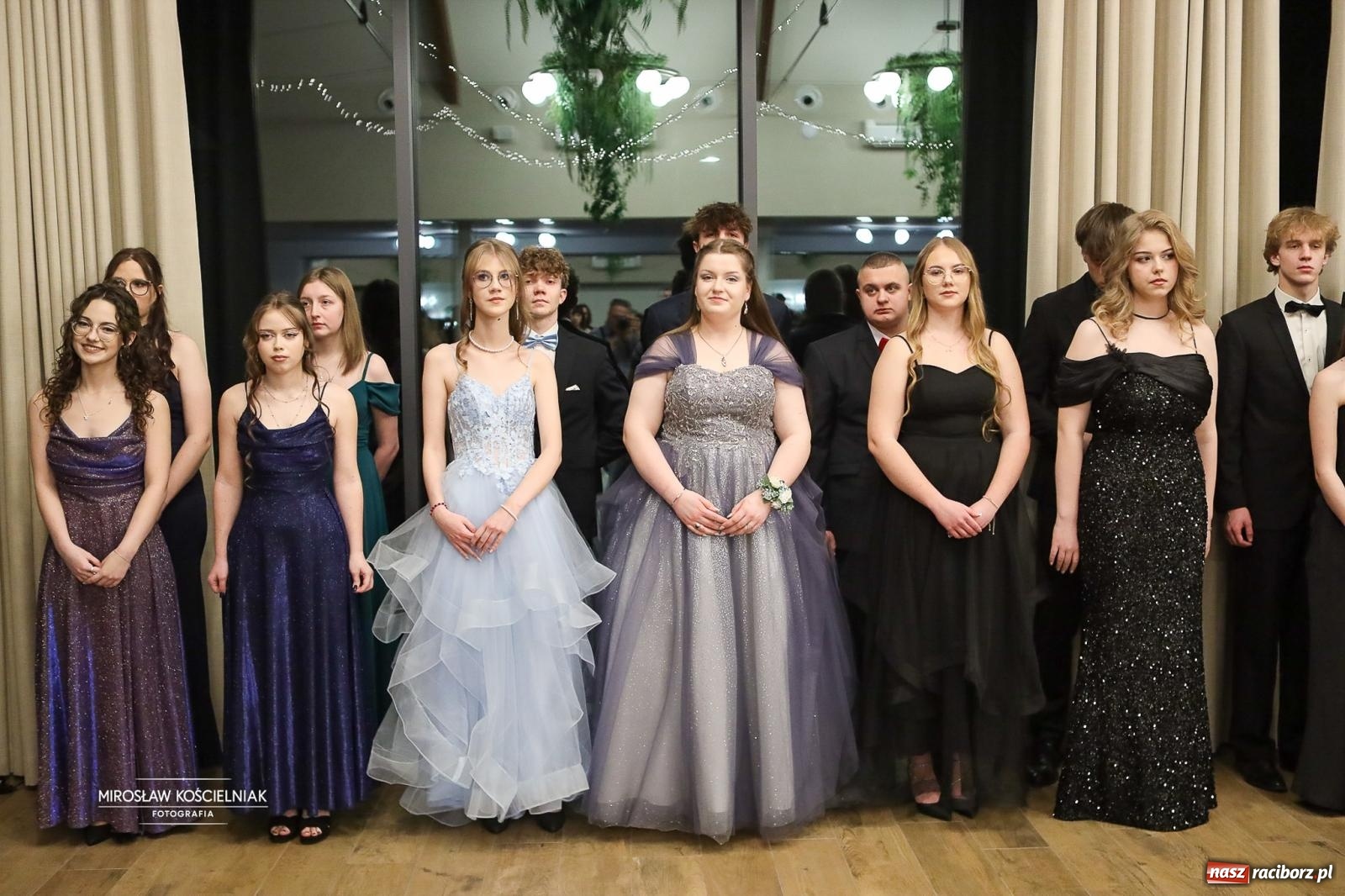 Zdjęcie w galerii na portalu naszraciborz.pl: Róże Kasprowicza w Rudym Lesie. Studniówka ZSO nr 1 z Raciborza na bis [FOTO] wiadomości z regionu