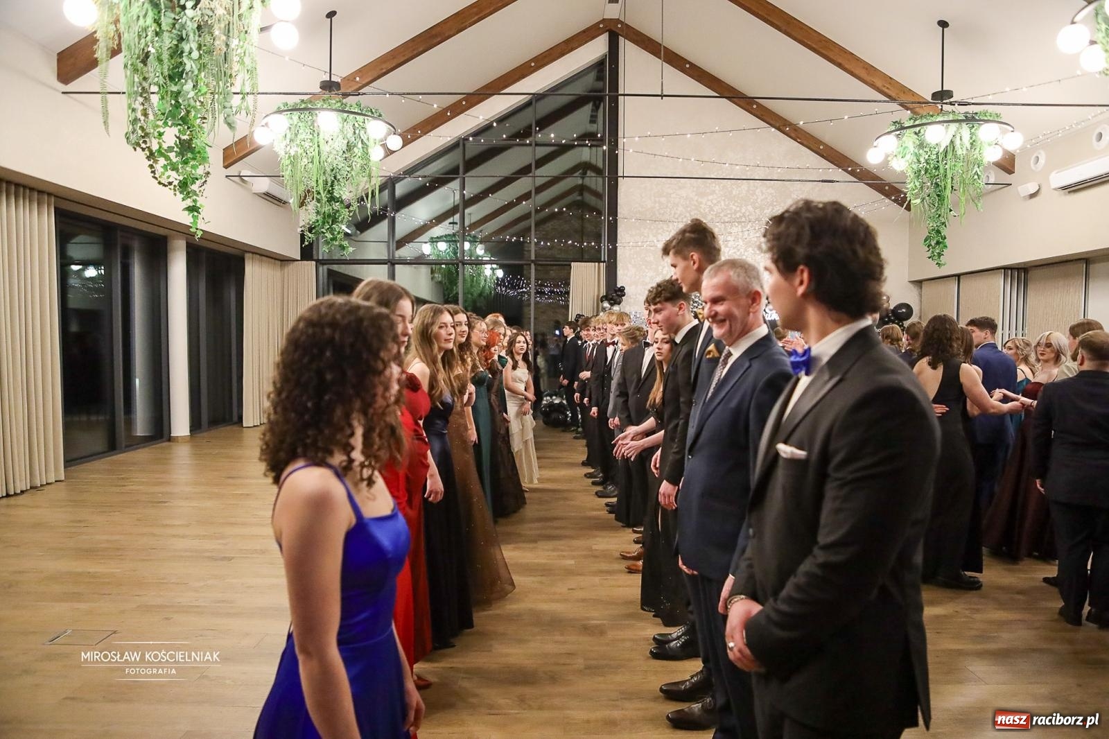 Zdjęcie w galerii na portalu naszraciborz.pl: Róże Kasprowicza w Rudym Lesie. Studniówka ZSO nr 1 z Raciborza na bis [FOTO] wiadomości z regionu