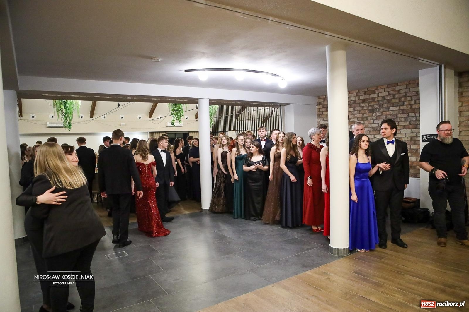 Zdjęcie w galerii na portalu naszraciborz.pl: Róże Kasprowicza w Rudym Lesie. Studniówka ZSO nr 1 z Raciborza na bis [FOTO] wiadomości z regionu