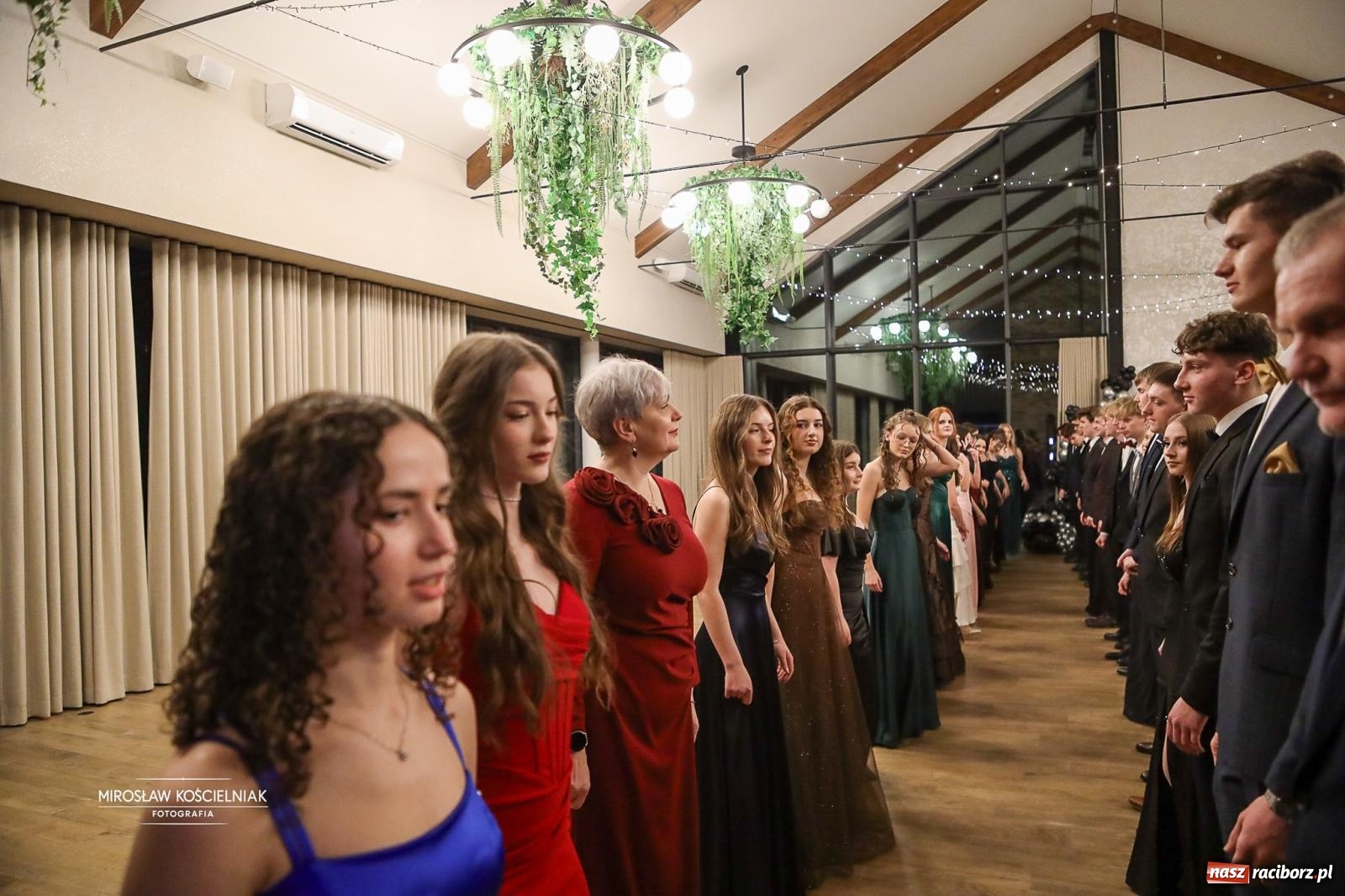 Zdjęcie w galerii na portalu naszraciborz.pl: Róże Kasprowicza w Rudym Lesie. Studniówka ZSO nr 1 z Raciborza na bis [FOTO] wiadomości z regionu