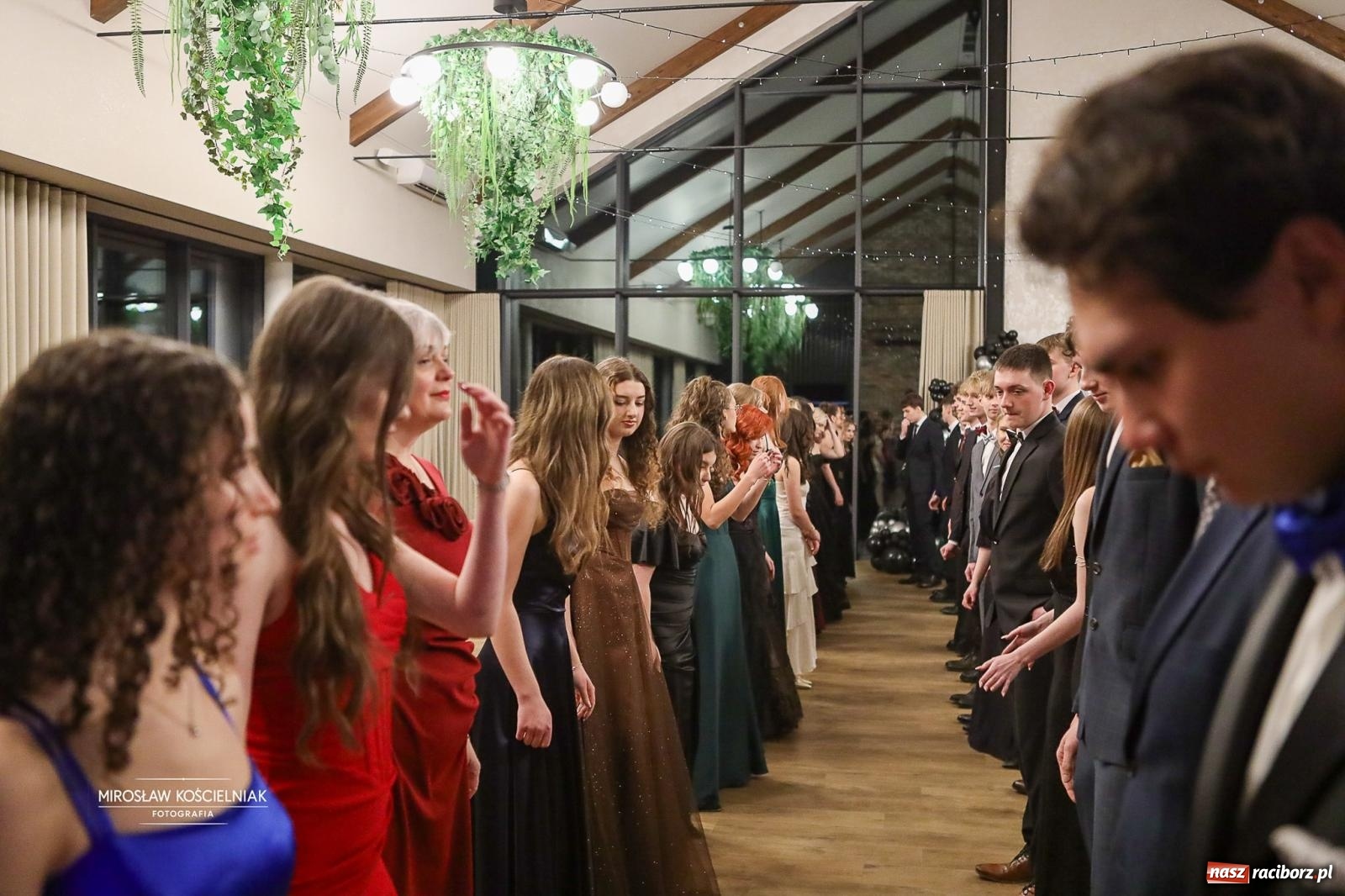 Zdjęcie w galerii na portalu naszraciborz.pl: Róże Kasprowicza w Rudym Lesie. Studniówka ZSO nr 1 z Raciborza na bis [FOTO] wiadomości z regionu