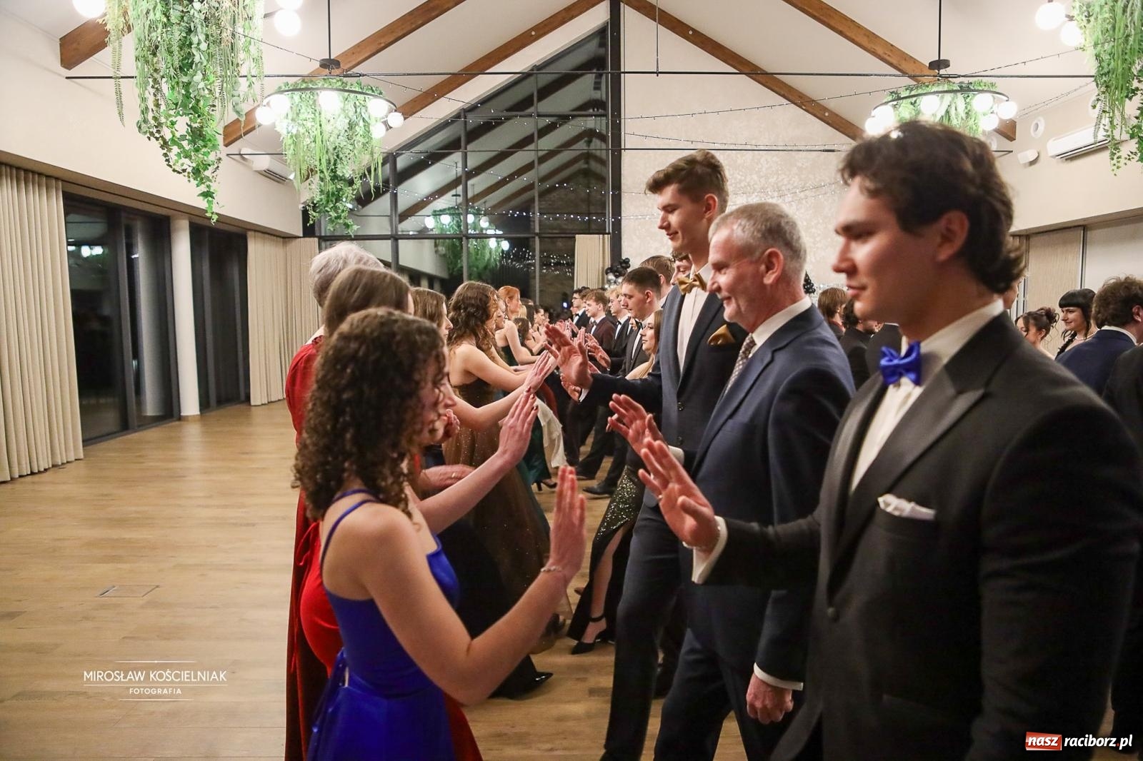 Zdjęcie w galerii na portalu naszraciborz.pl: Róże Kasprowicza w Rudym Lesie. Studniówka ZSO nr 1 z Raciborza na bis [FOTO] wiadomości z regionu