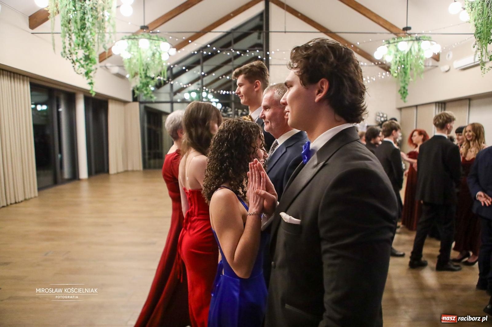 Zdjęcie w galerii na portalu naszraciborz.pl: Róże Kasprowicza w Rudym Lesie. Studniówka ZSO nr 1 z Raciborza na bis [FOTO] wiadomości z regionu