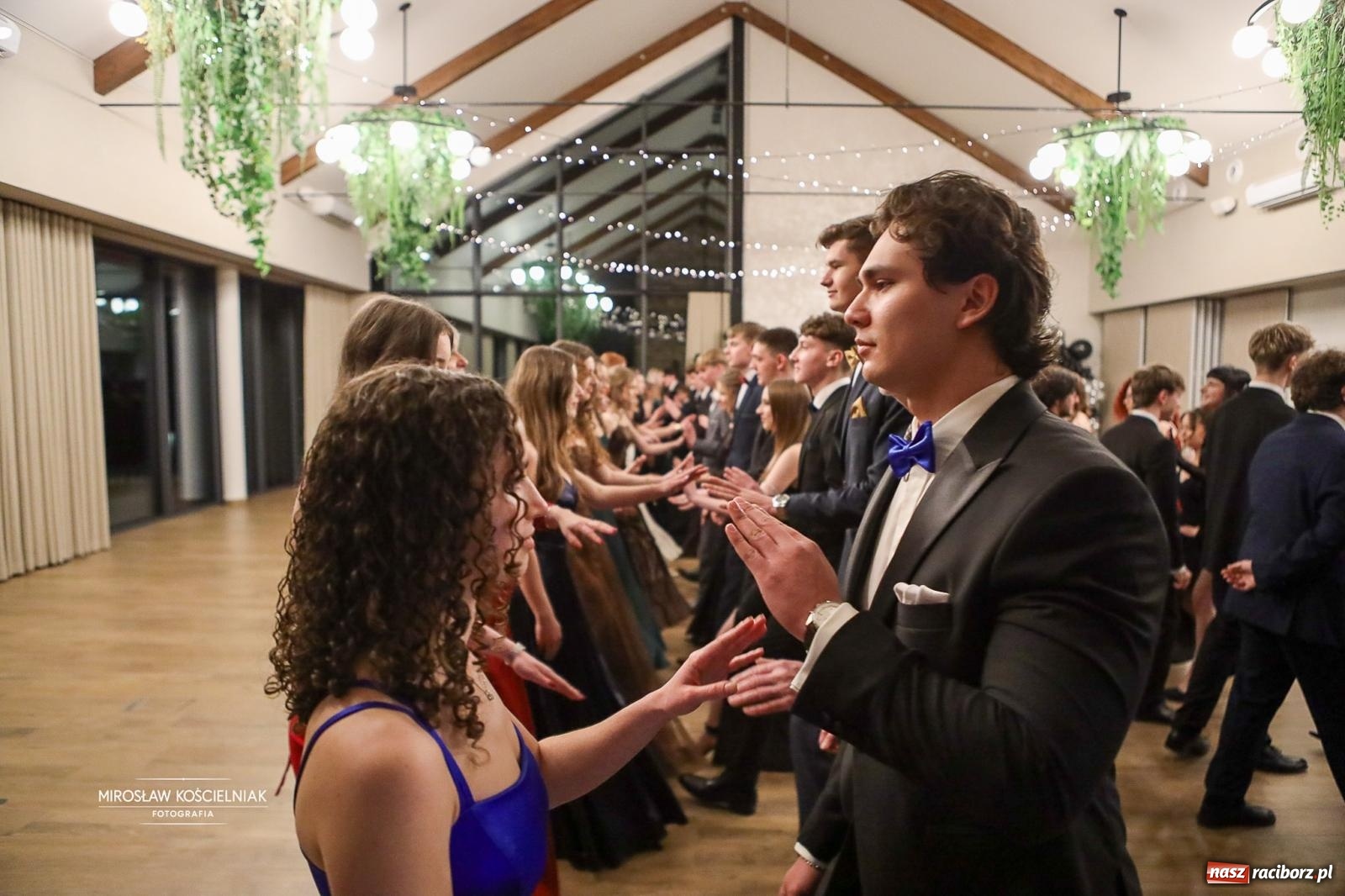 Zdjęcie w galerii na portalu naszraciborz.pl: Róże Kasprowicza w Rudym Lesie. Studniówka ZSO nr 1 z Raciborza na bis [FOTO] wiadomości z regionu