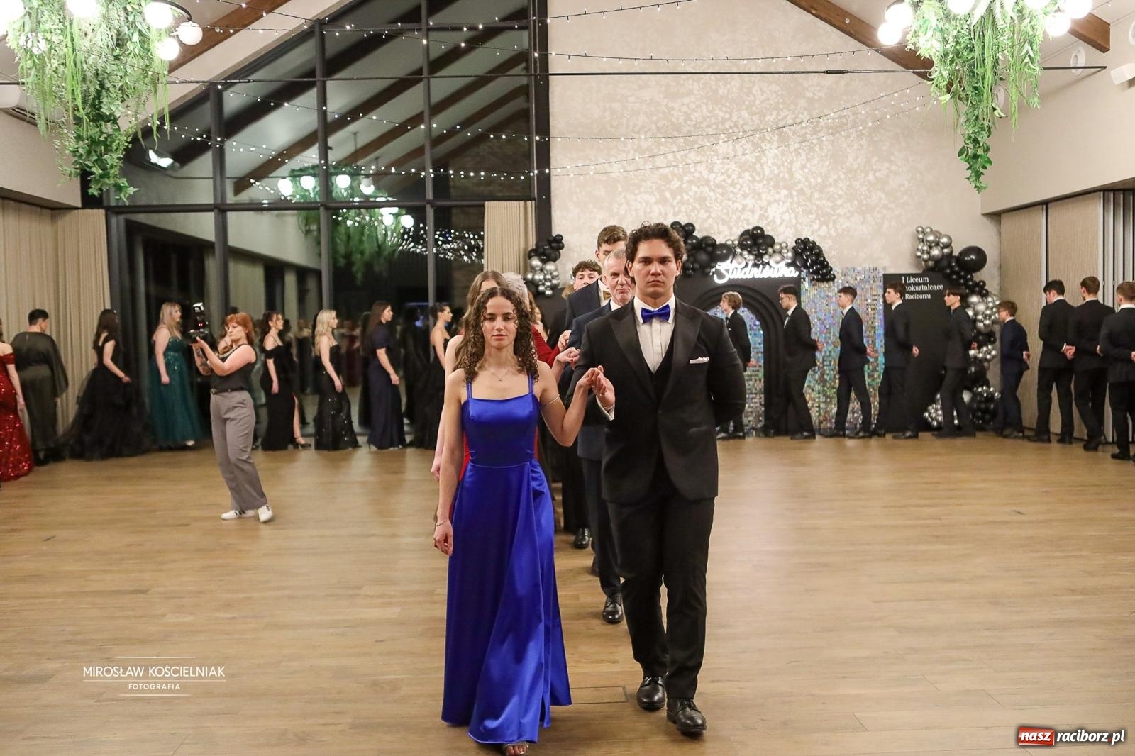 Zdjęcie w galerii na portalu naszraciborz.pl: Róże Kasprowicza w Rudym Lesie. Studniówka ZSO nr 1 z Raciborza na bis [FOTO] wiadomości z regionu