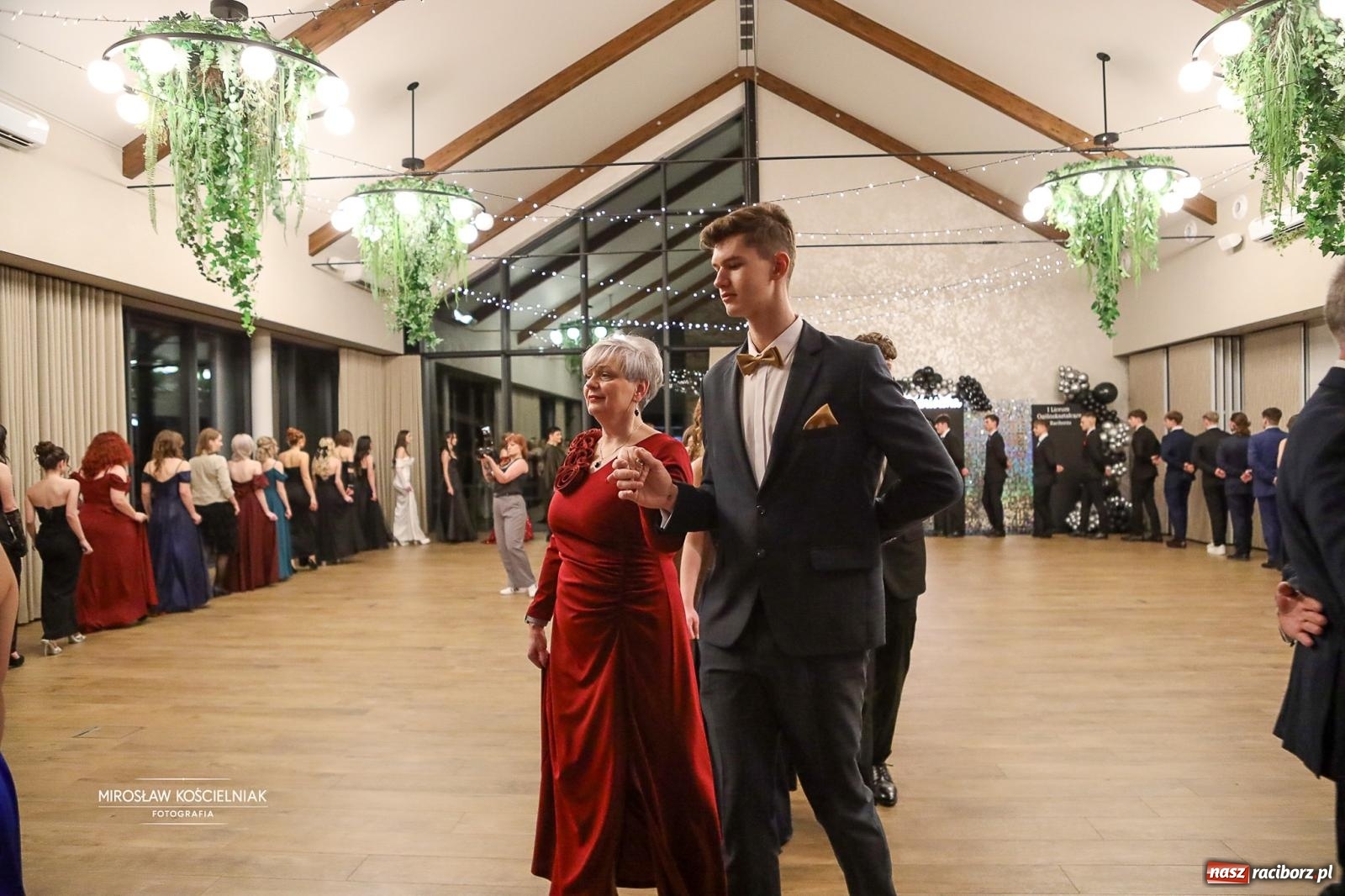 Zdjęcie w galerii na portalu naszraciborz.pl: Róże Kasprowicza w Rudym Lesie. Studniówka ZSO nr 1 z Raciborza na bis [FOTO] wiadomości z regionu