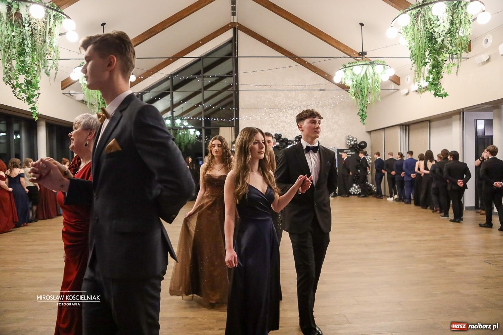 Zdjęcie w galerii na portalu naszraciborz.pl: Róże Kasprowicza w Rudym Lesie. Studniówka ZSO nr 1 z Raciborza na bis [FOTO] wiadomości z regionu