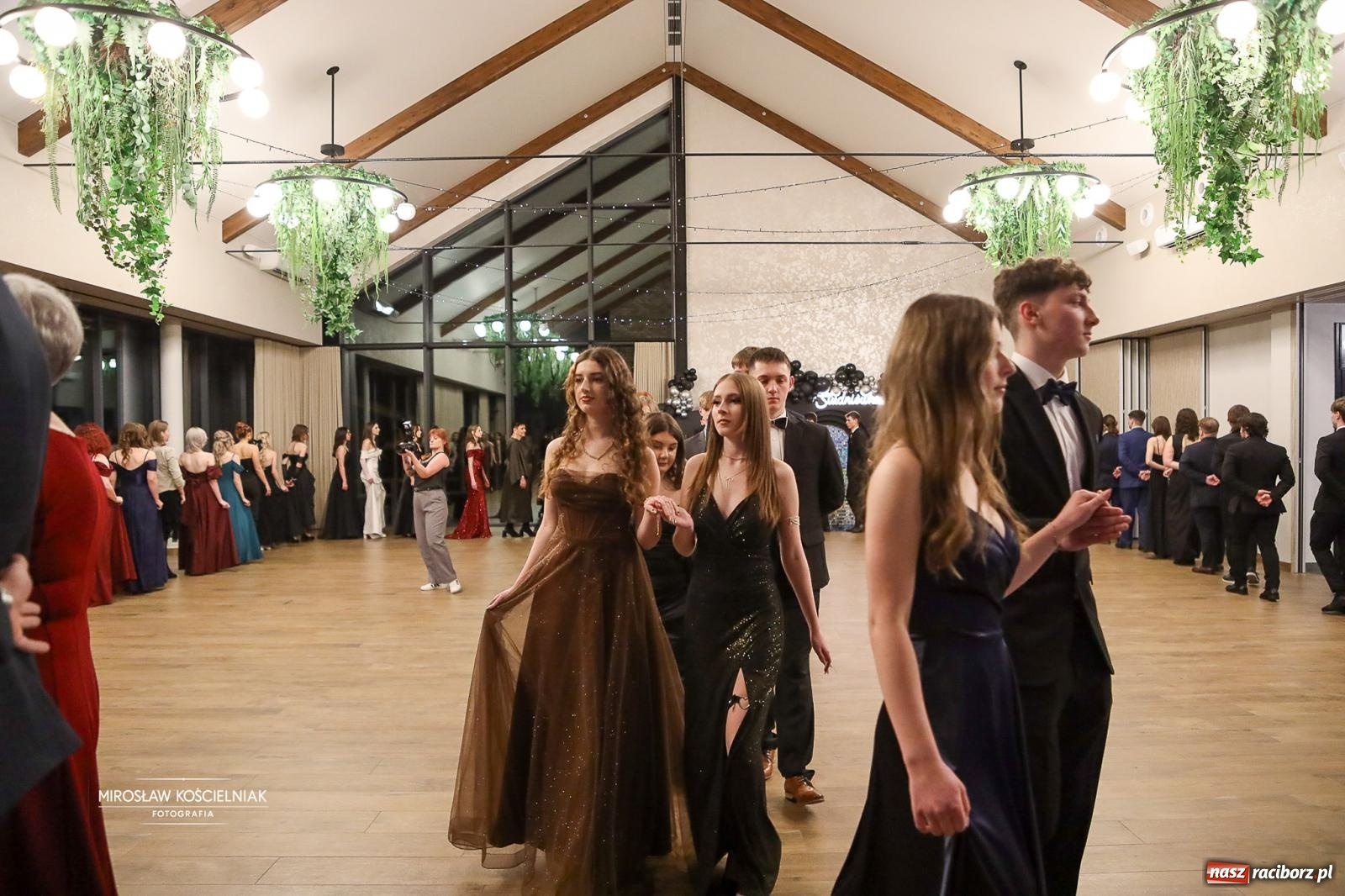 Zdjęcie w galerii na portalu naszraciborz.pl: Róże Kasprowicza w Rudym Lesie. Studniówka ZSO nr 1 z Raciborza na bis [FOTO] wiadomości z regionu