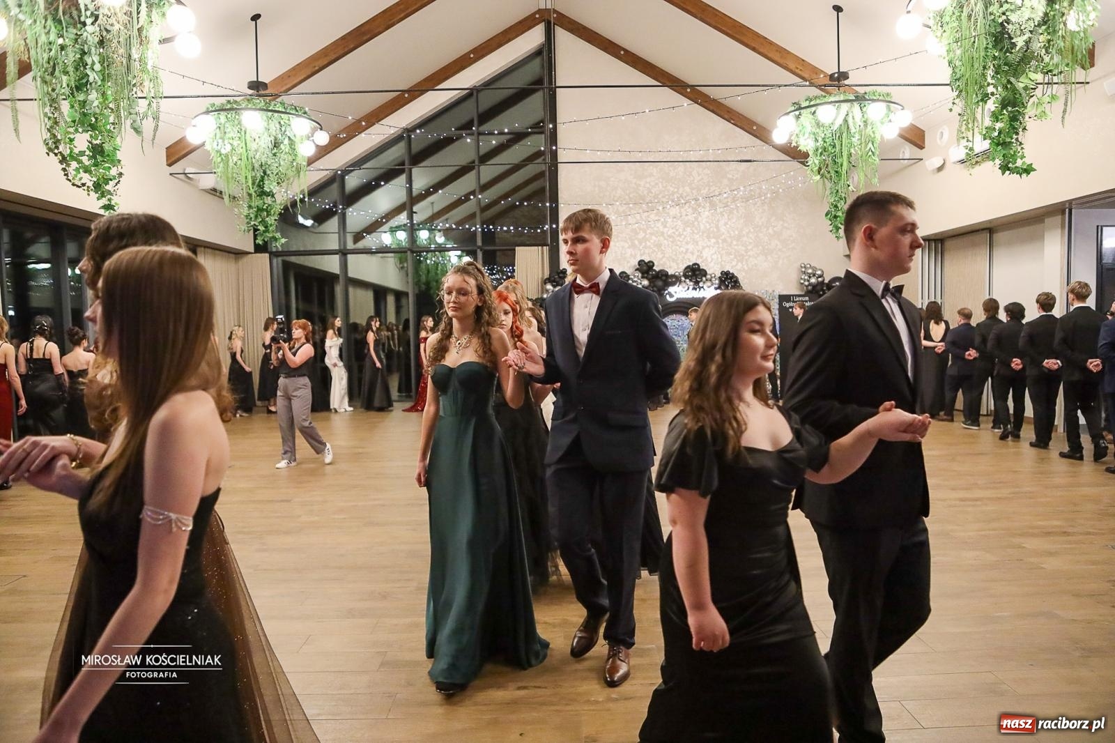 Zdjęcie w galerii na portalu naszraciborz.pl: Róże Kasprowicza w Rudym Lesie. Studniówka ZSO nr 1 z Raciborza na bis [FOTO] wiadomości z regionu