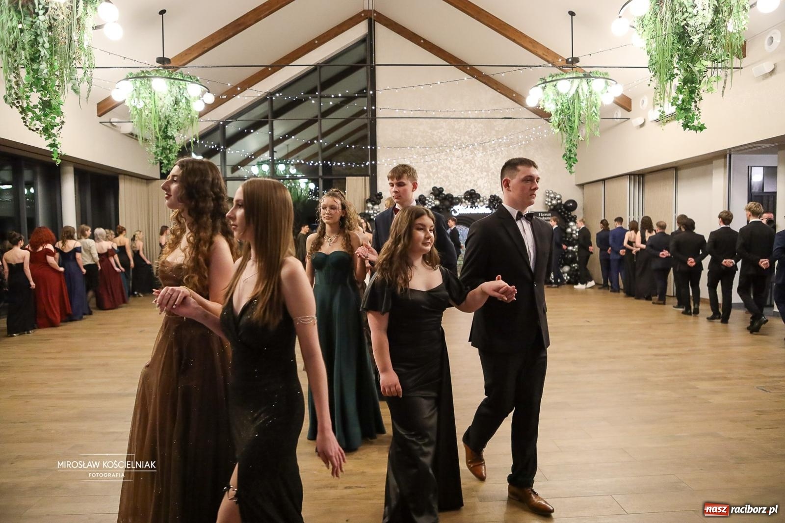 Zdjęcie w galerii na portalu naszraciborz.pl: Róże Kasprowicza w Rudym Lesie. Studniówka ZSO nr 1 z Raciborza na bis [FOTO] wiadomości z regionu