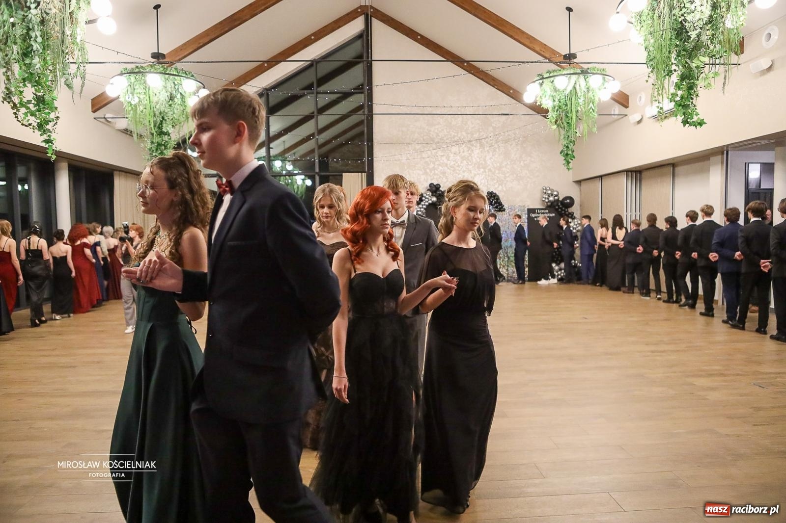 Zdjęcie w galerii na portalu naszraciborz.pl: Róże Kasprowicza w Rudym Lesie. Studniówka ZSO nr 1 z Raciborza na bis [FOTO] wiadomości z regionu