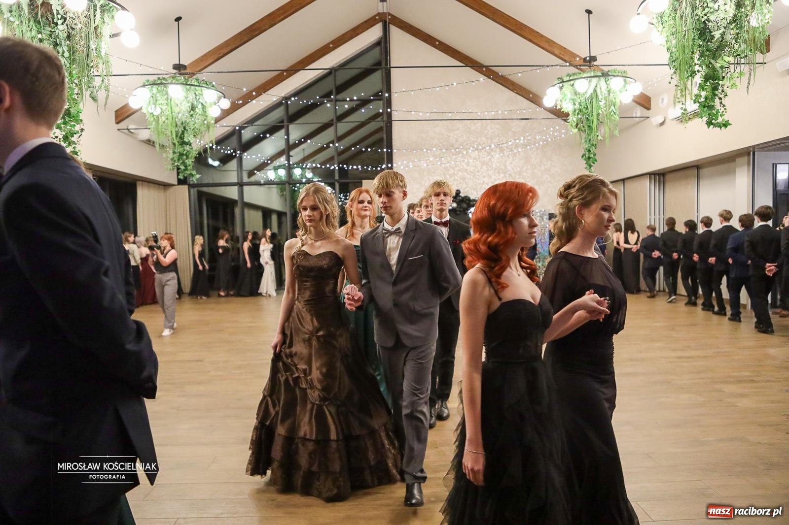 Zdjęcie w galerii na portalu naszraciborz.pl: Róże Kasprowicza w Rudym Lesie. Studniówka ZSO nr 1 z Raciborza na bis [FOTO] wiadomości z regionu