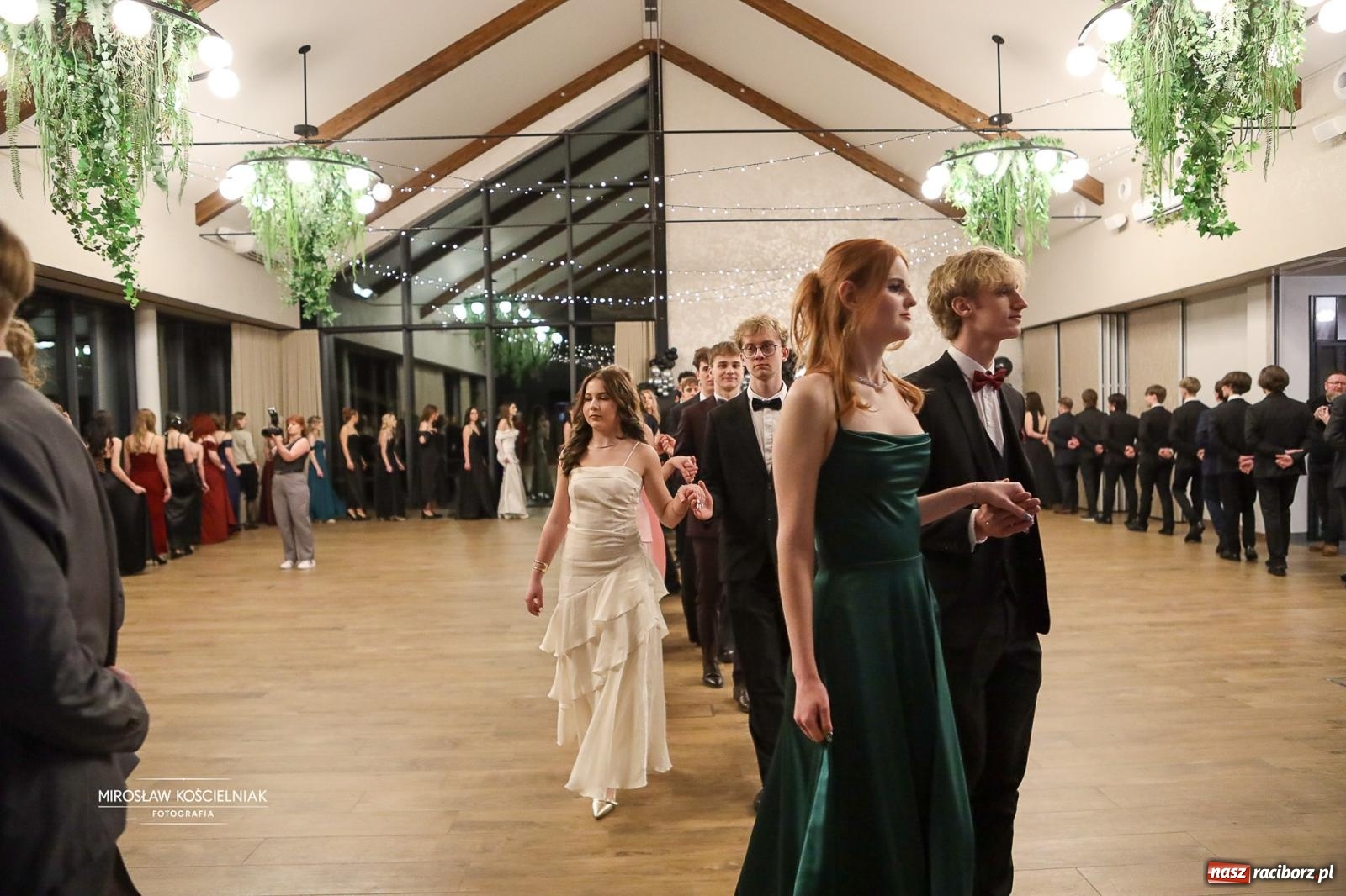 Zdjęcie w galerii na portalu naszraciborz.pl: Róże Kasprowicza w Rudym Lesie. Studniówka ZSO nr 1 z Raciborza na bis [FOTO] wiadomości z regionu