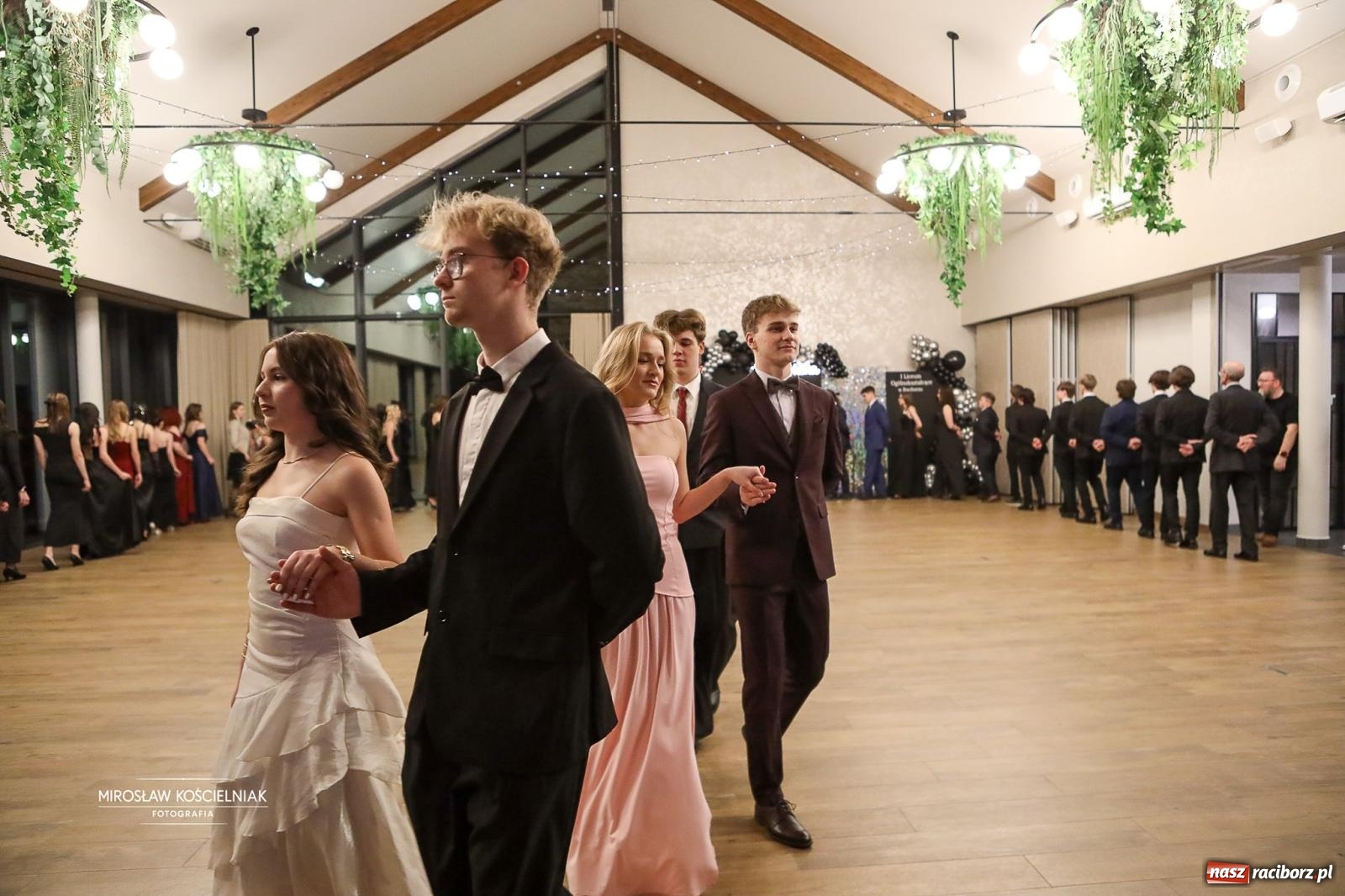 Zdjęcie w galerii na portalu naszraciborz.pl: Róże Kasprowicza w Rudym Lesie. Studniówka ZSO nr 1 z Raciborza na bis [FOTO] wiadomości z regionu