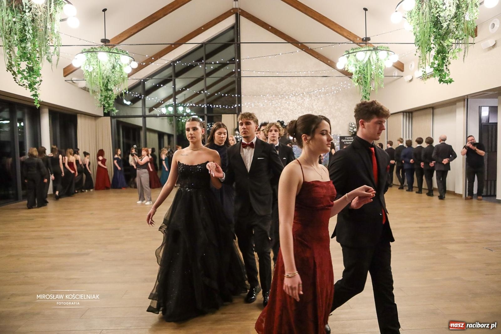 Zdjęcie w galerii na portalu naszraciborz.pl: Róże Kasprowicza w Rudym Lesie. Studniówka ZSO nr 1 z Raciborza na bis [FOTO] wiadomości z regionu