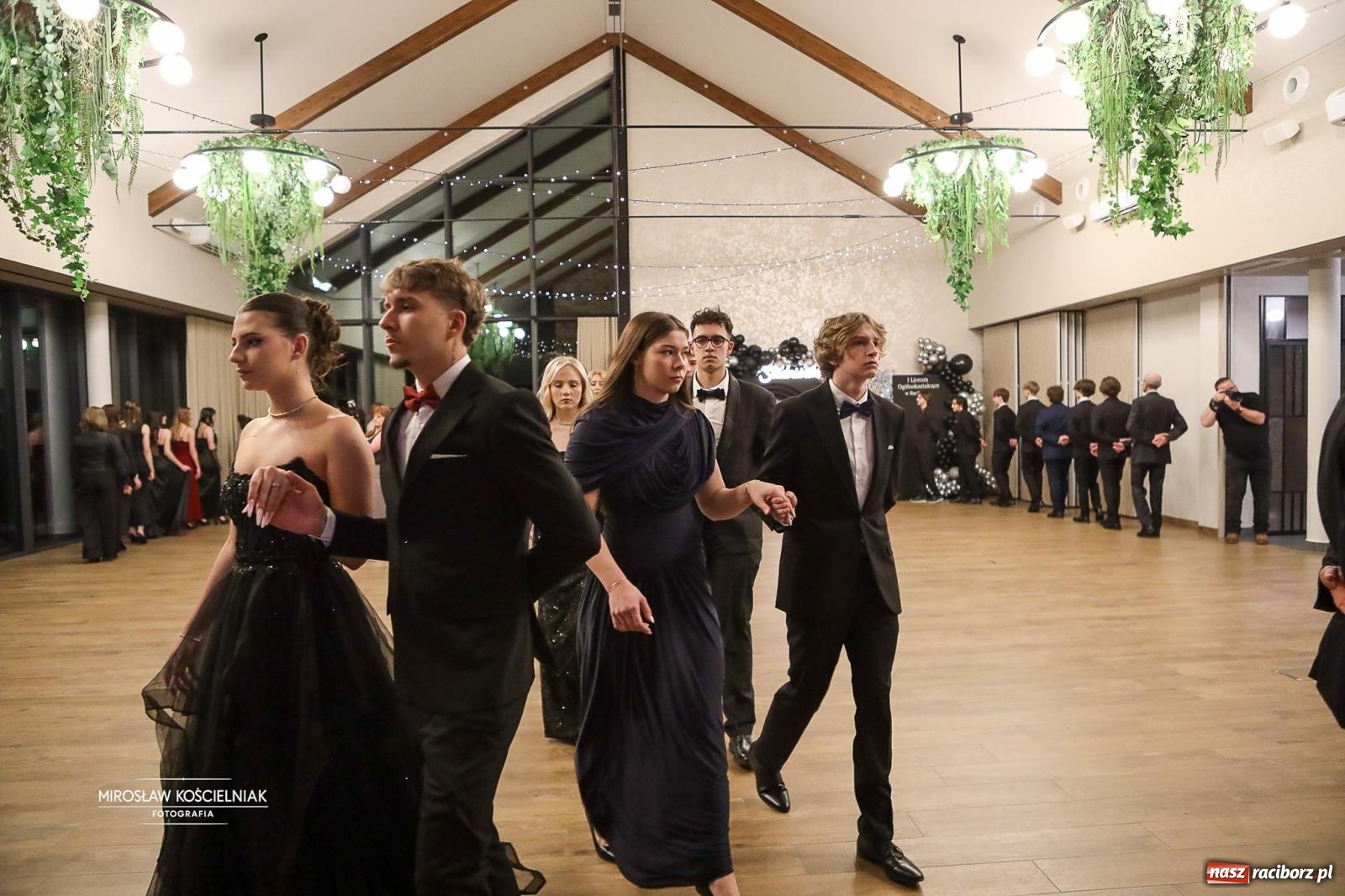 Zdjęcie w galerii na portalu naszraciborz.pl: Róże Kasprowicza w Rudym Lesie. Studniówka ZSO nr 1 z Raciborza na bis [FOTO] wiadomości z regionu