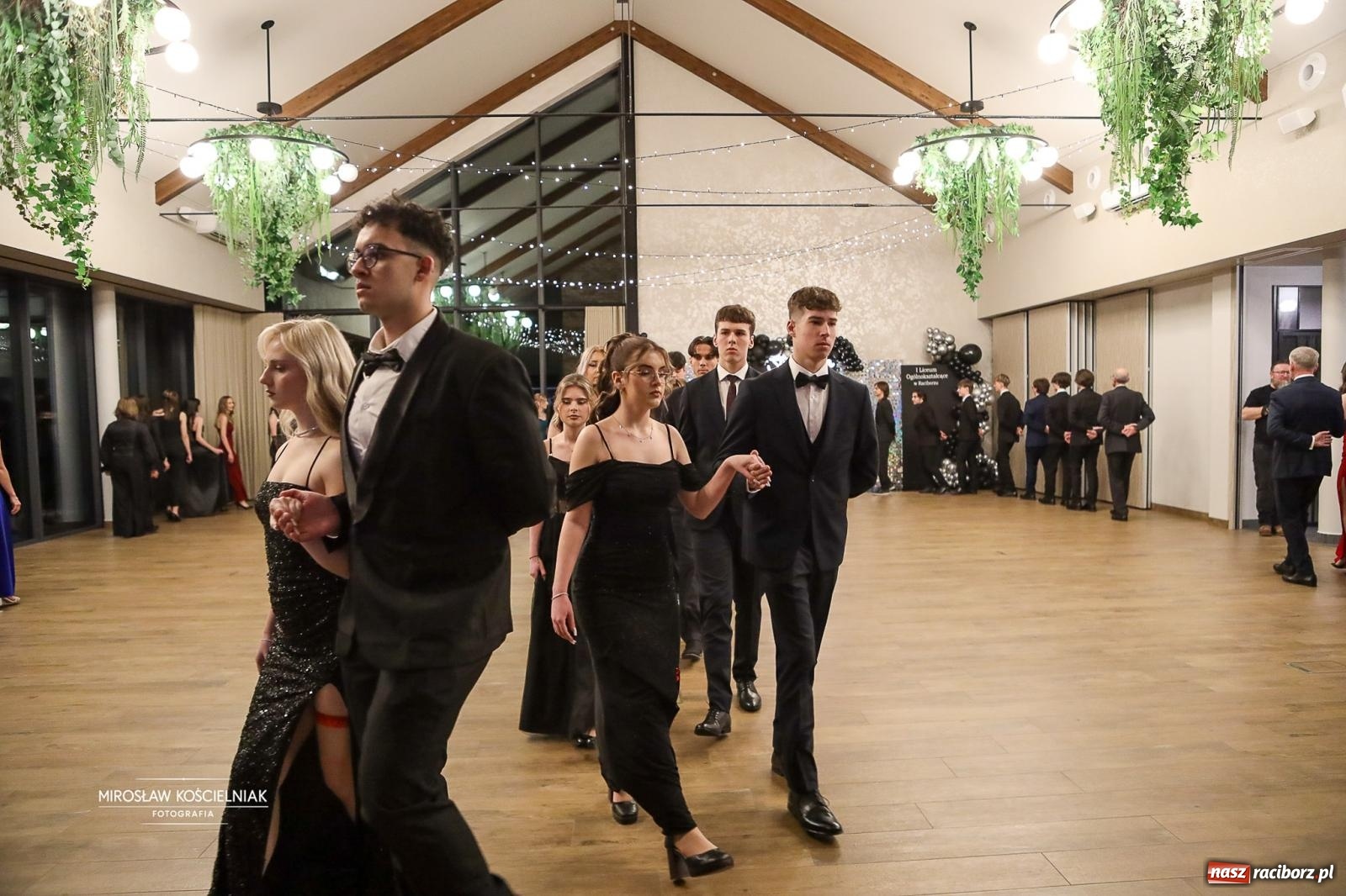 Zdjęcie w galerii na portalu naszraciborz.pl: Róże Kasprowicza w Rudym Lesie. Studniówka ZSO nr 1 z Raciborza na bis [FOTO] wiadomości z regionu