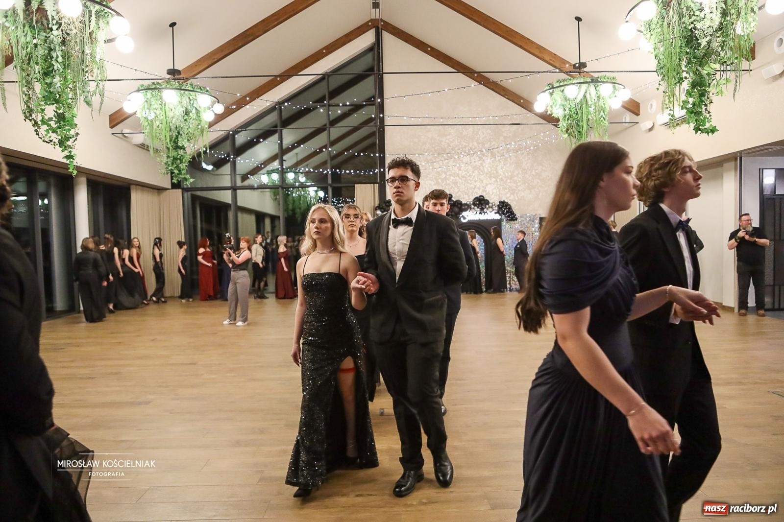 Zdjęcie w galerii na portalu naszraciborz.pl: Róże Kasprowicza w Rudym Lesie. Studniówka ZSO nr 1 z Raciborza na bis [FOTO] wiadomości z regionu