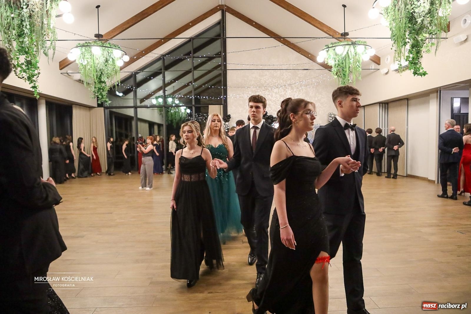 Zdjęcie w galerii na portalu naszraciborz.pl: Róże Kasprowicza w Rudym Lesie. Studniówka ZSO nr 1 z Raciborza na bis [FOTO] wiadomości z regionu