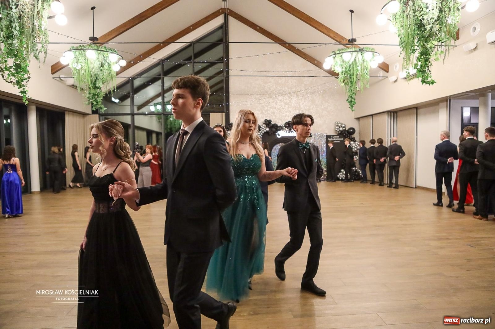 Zdjęcie w galerii na portalu naszraciborz.pl: Róże Kasprowicza w Rudym Lesie. Studniówka ZSO nr 1 z Raciborza na bis [FOTO] wiadomości z regionu