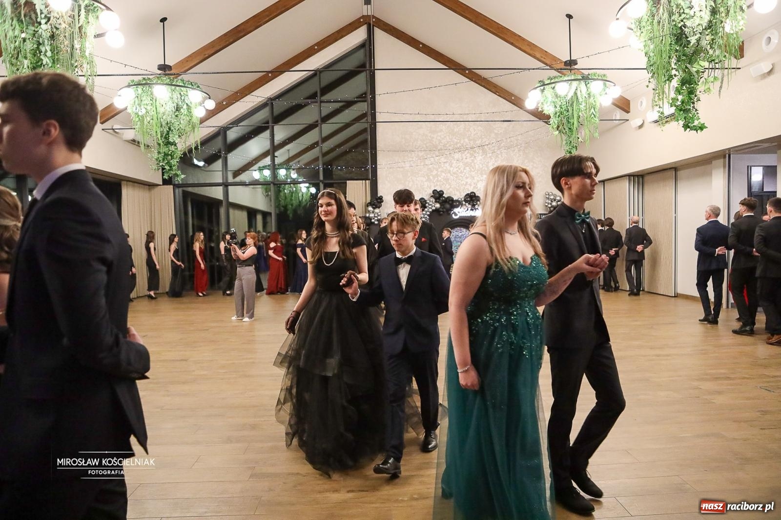 Zdjęcie w galerii na portalu naszraciborz.pl: Róże Kasprowicza w Rudym Lesie. Studniówka ZSO nr 1 z Raciborza na bis [FOTO] wiadomości z regionu