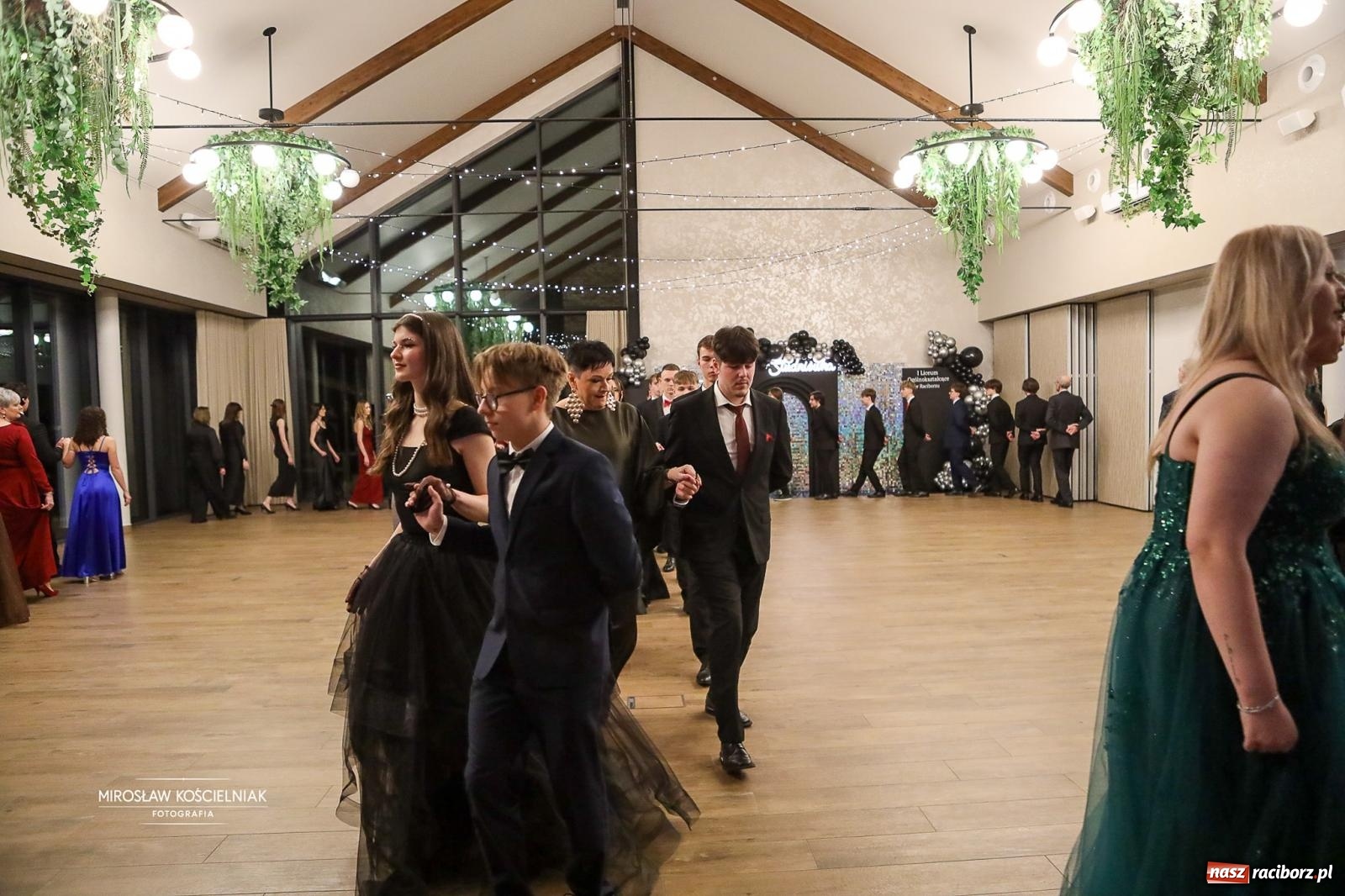 Zdjęcie w galerii na portalu naszraciborz.pl: Róże Kasprowicza w Rudym Lesie. Studniówka ZSO nr 1 z Raciborza na bis [FOTO] wiadomości z regionu