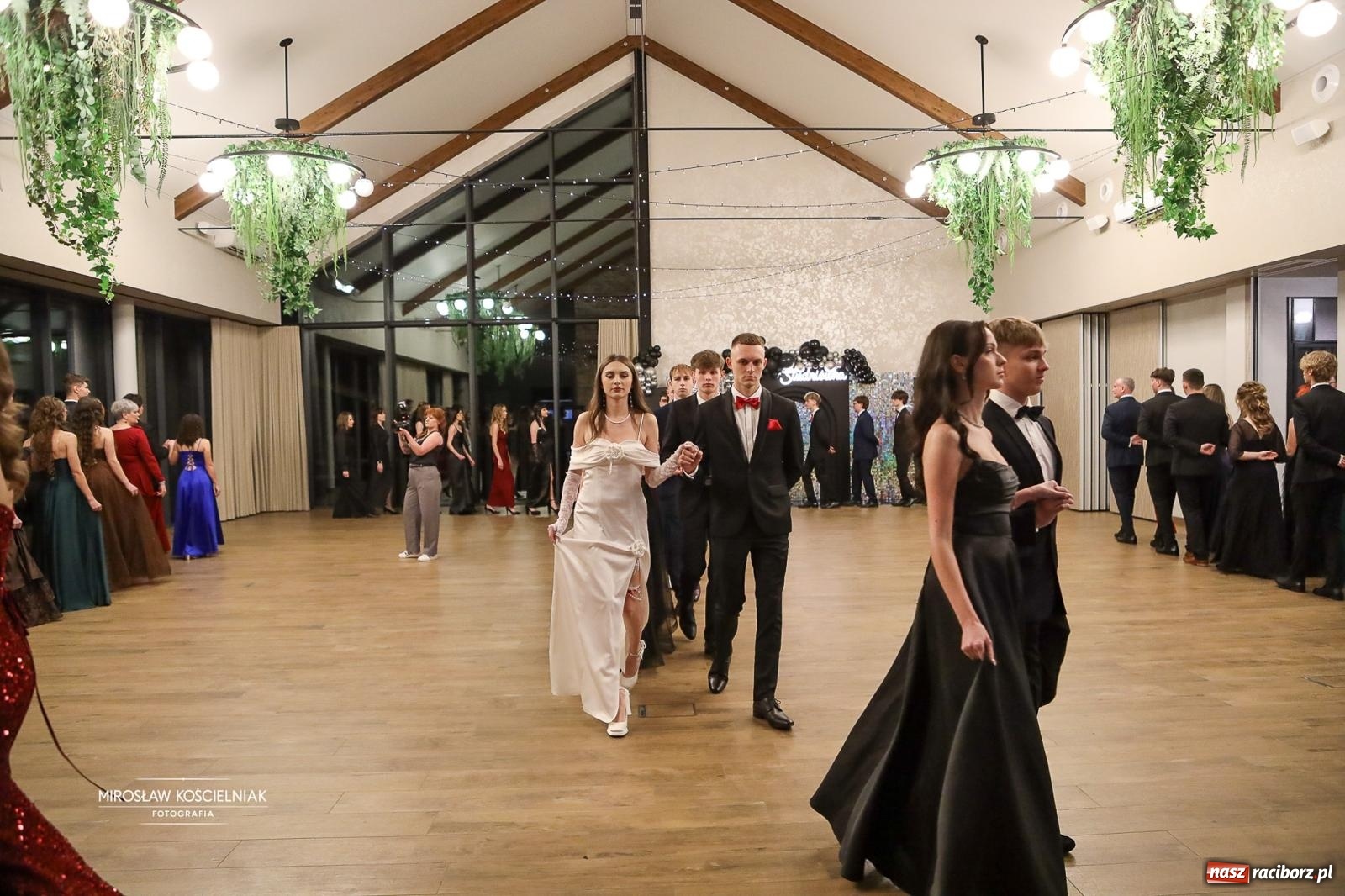 Zdjęcie w galerii na portalu naszraciborz.pl: Róże Kasprowicza w Rudym Lesie. Studniówka ZSO nr 1 z Raciborza na bis [FOTO] wiadomości z regionu