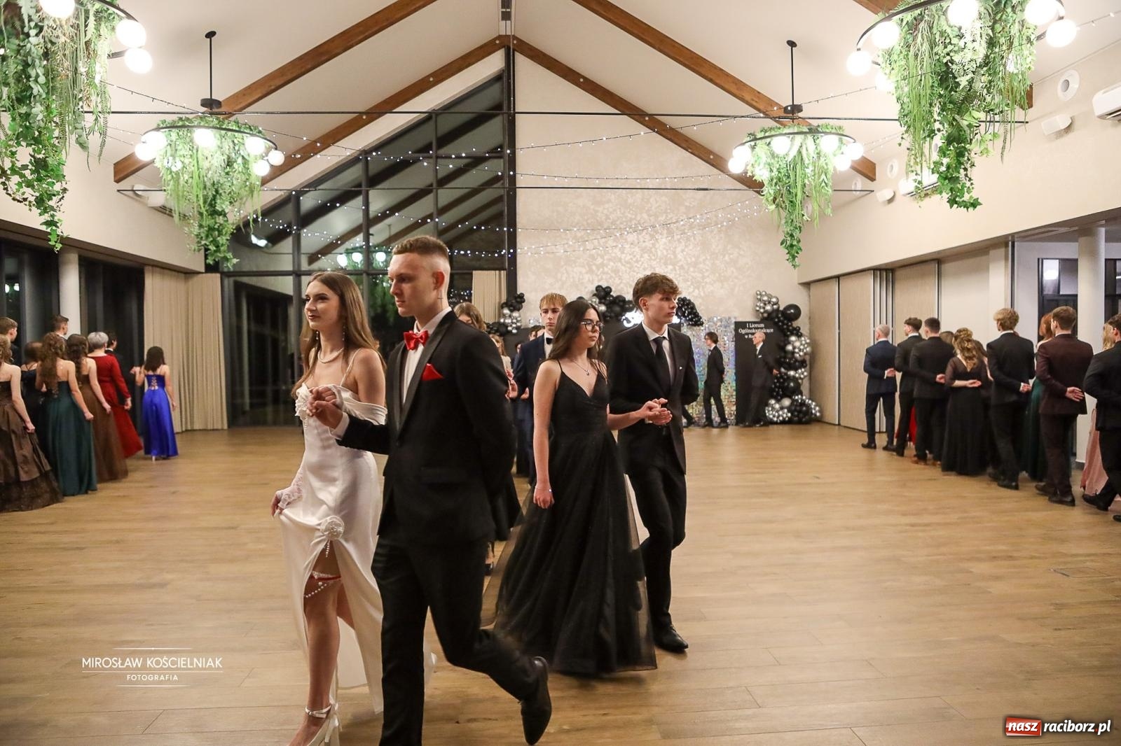 Zdjęcie w galerii na portalu naszraciborz.pl: Róże Kasprowicza w Rudym Lesie. Studniówka ZSO nr 1 z Raciborza na bis [FOTO] wiadomości z regionu