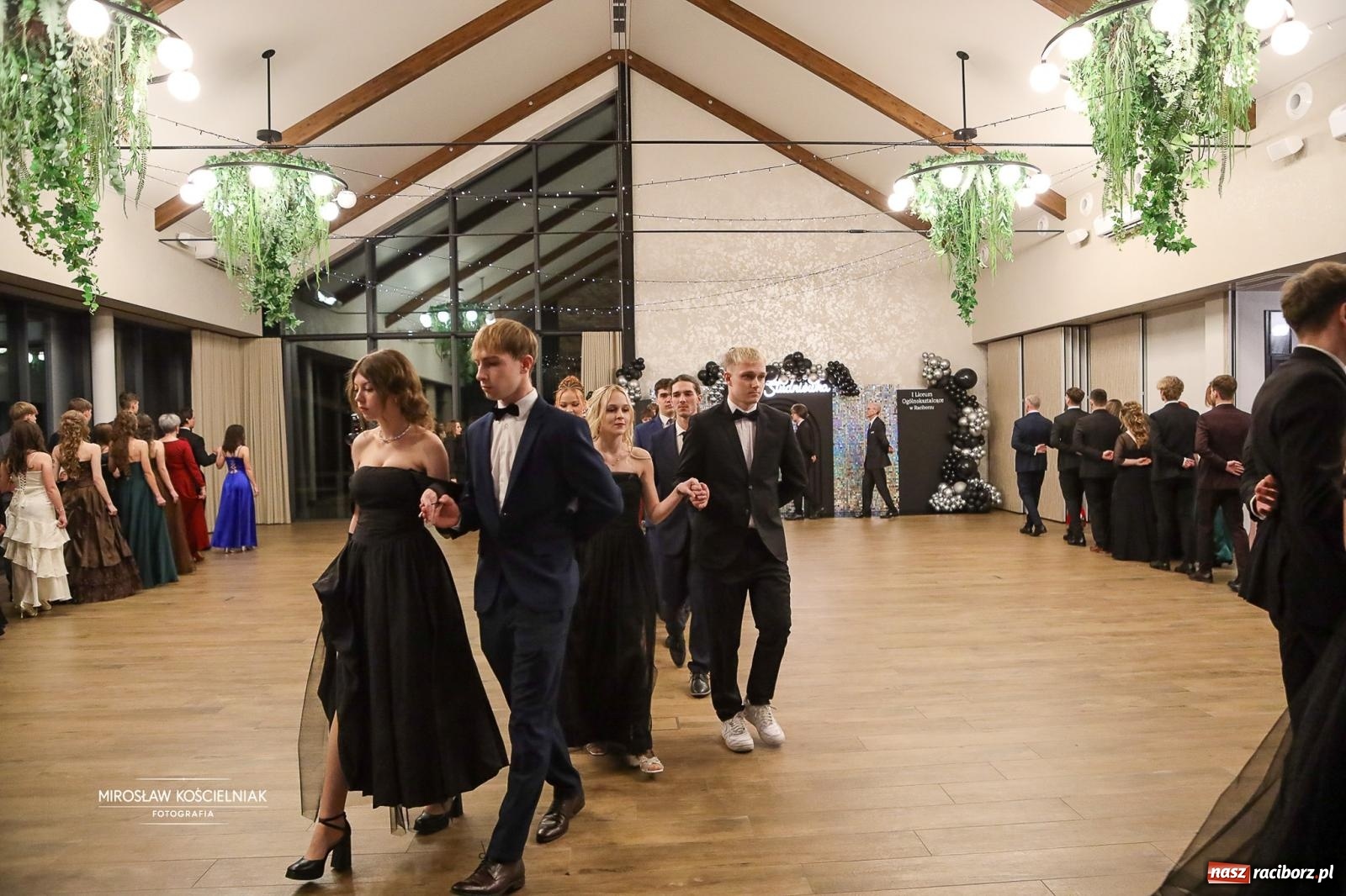 Zdjęcie w galerii na portalu naszraciborz.pl: Róże Kasprowicza w Rudym Lesie. Studniówka ZSO nr 1 z Raciborza na bis [FOTO] wiadomości z regionu