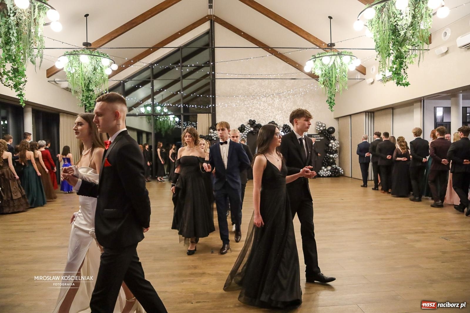 Zdjęcie w galerii na portalu naszraciborz.pl: Róże Kasprowicza w Rudym Lesie. Studniówka ZSO nr 1 z Raciborza na bis [FOTO] wiadomości z regionu