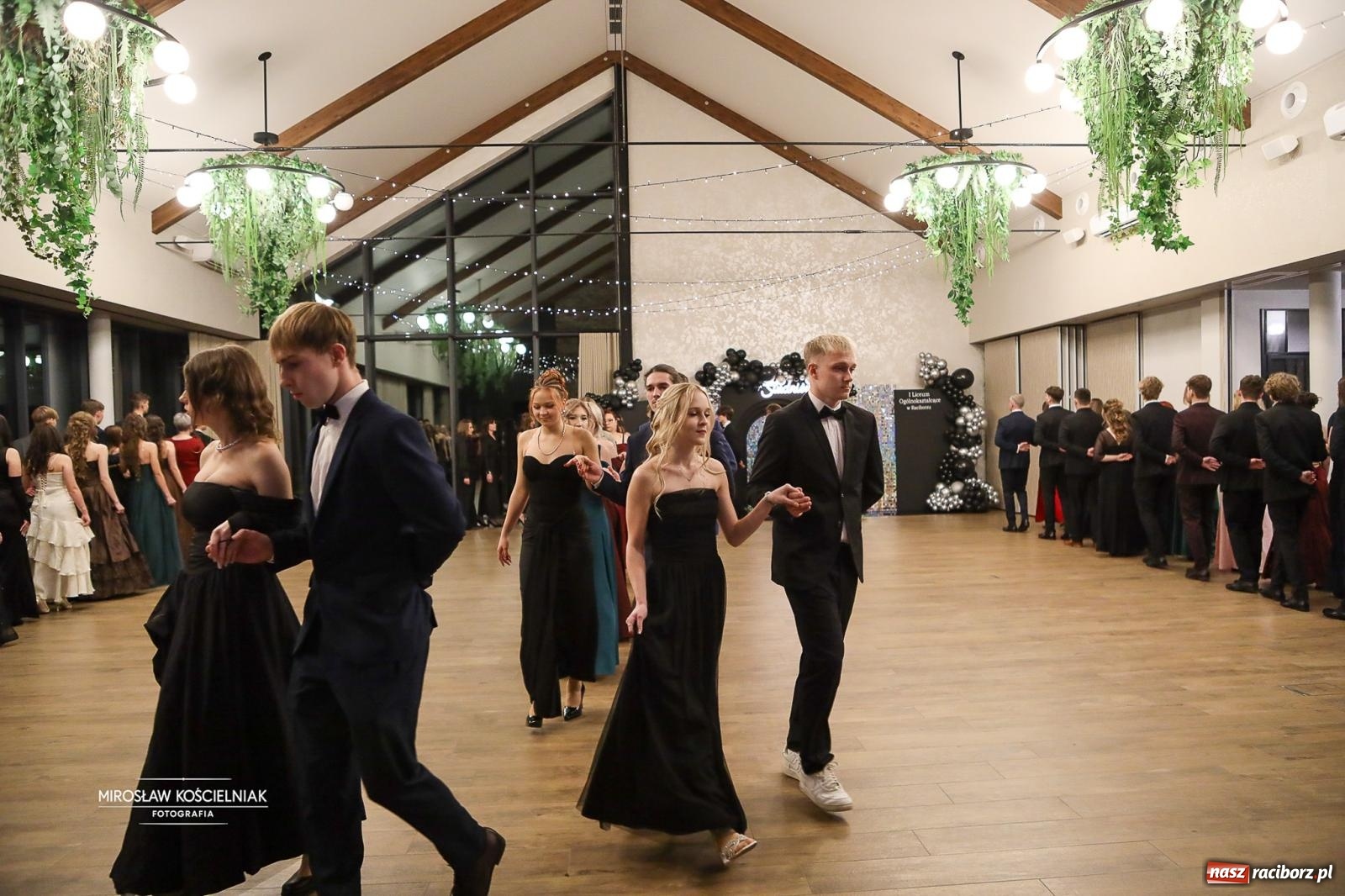 Zdjęcie w galerii na portalu naszraciborz.pl: Róże Kasprowicza w Rudym Lesie. Studniówka ZSO nr 1 z Raciborza na bis [FOTO] wiadomości z regionu