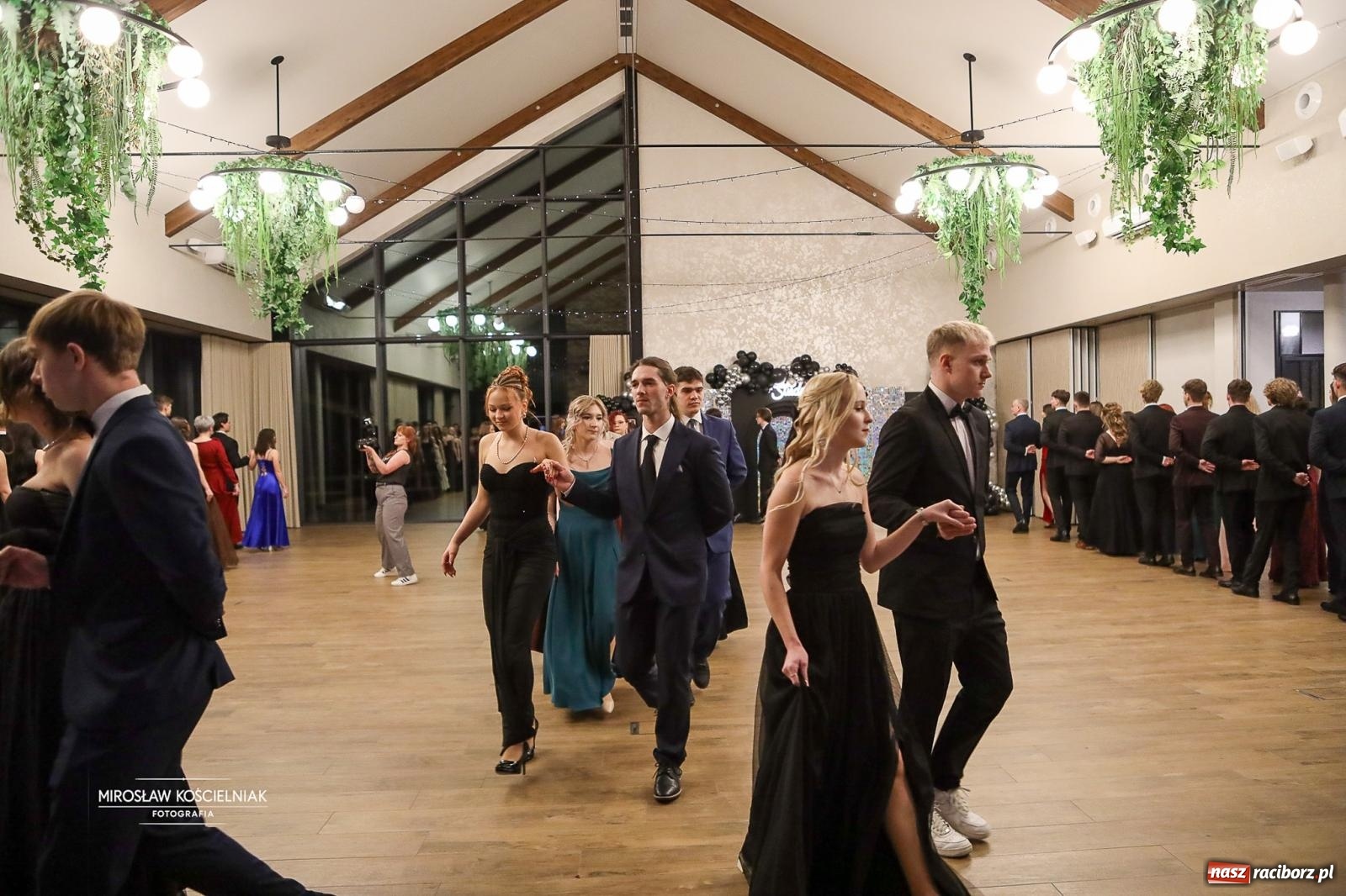 Zdjęcie w galerii na portalu naszraciborz.pl: Róże Kasprowicza w Rudym Lesie. Studniówka ZSO nr 1 z Raciborza na bis [FOTO] wiadomości z regionu